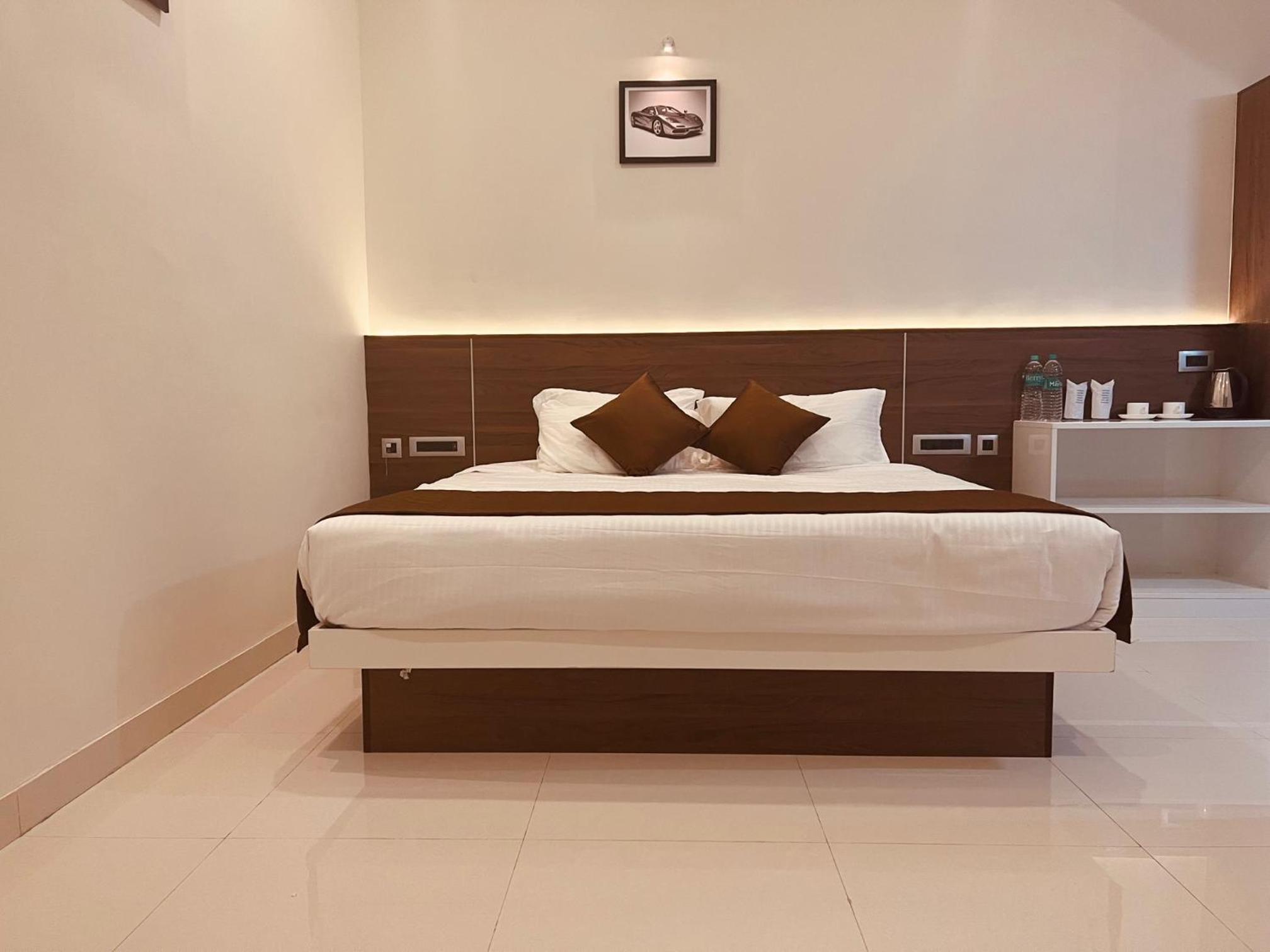 Deluxe Double Room (2 Adults + 1 Child) - Photo 5