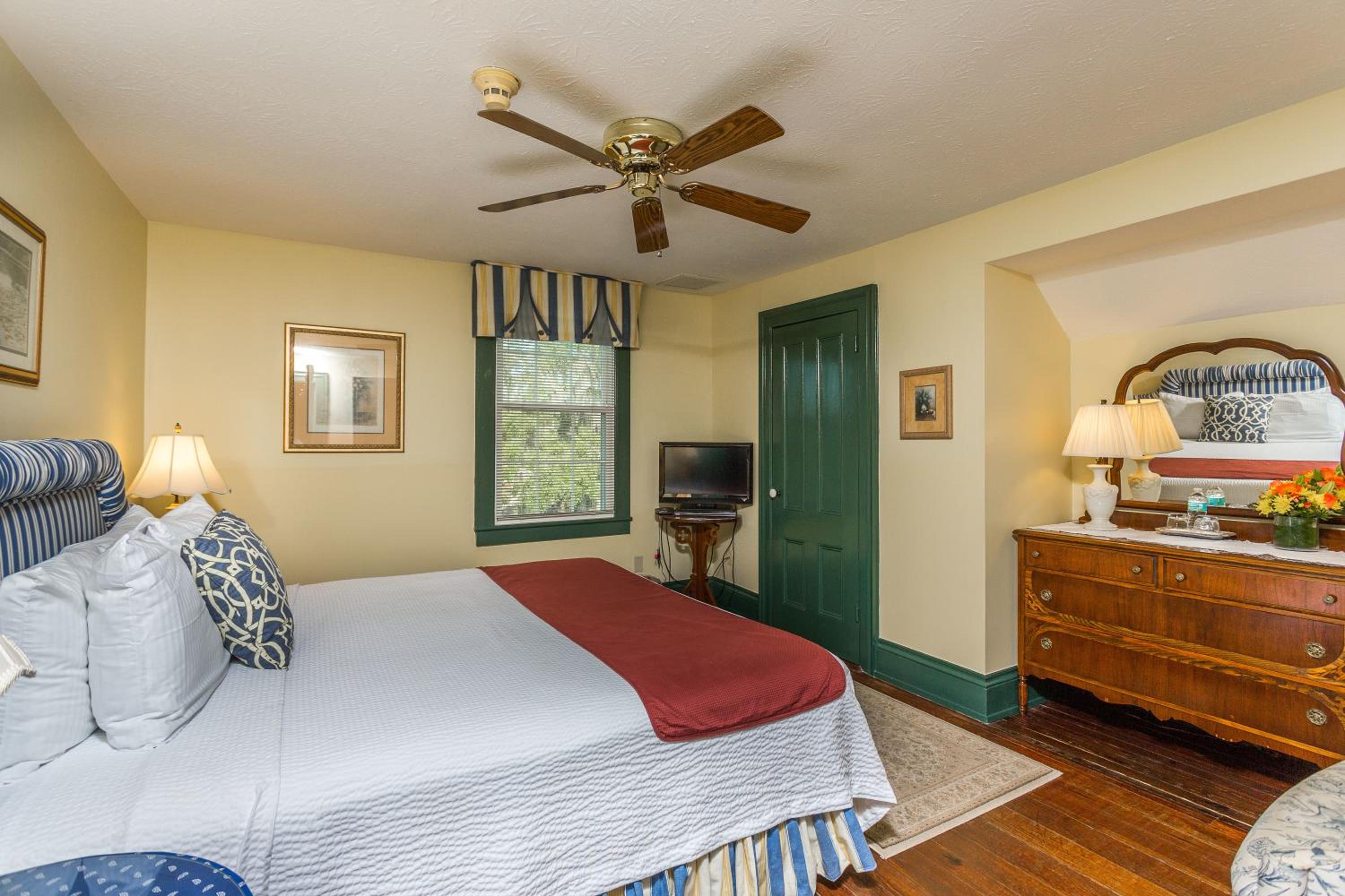 King Room - Room 300 photo 1