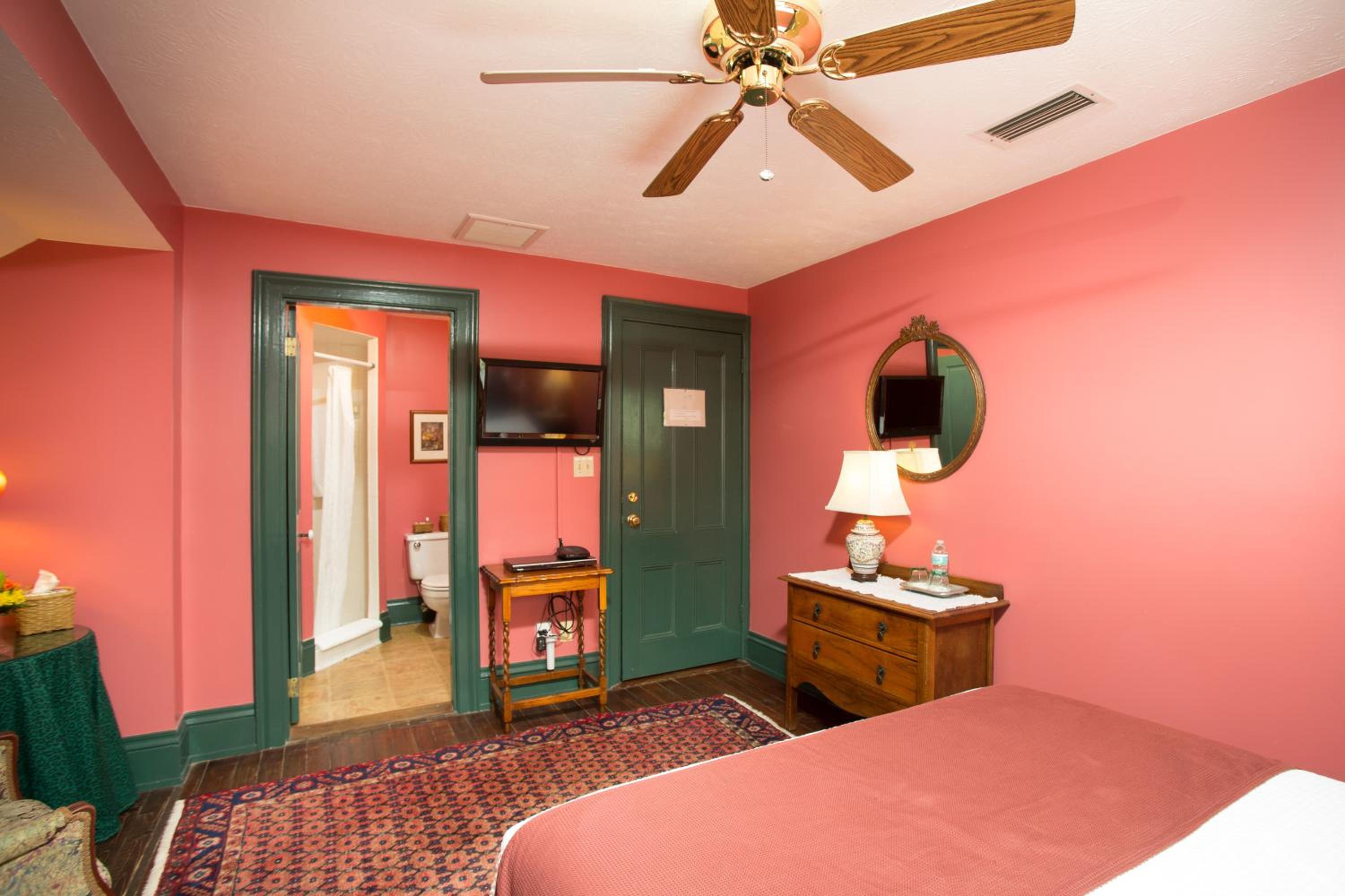 Queen Room - Room 306 photo 3