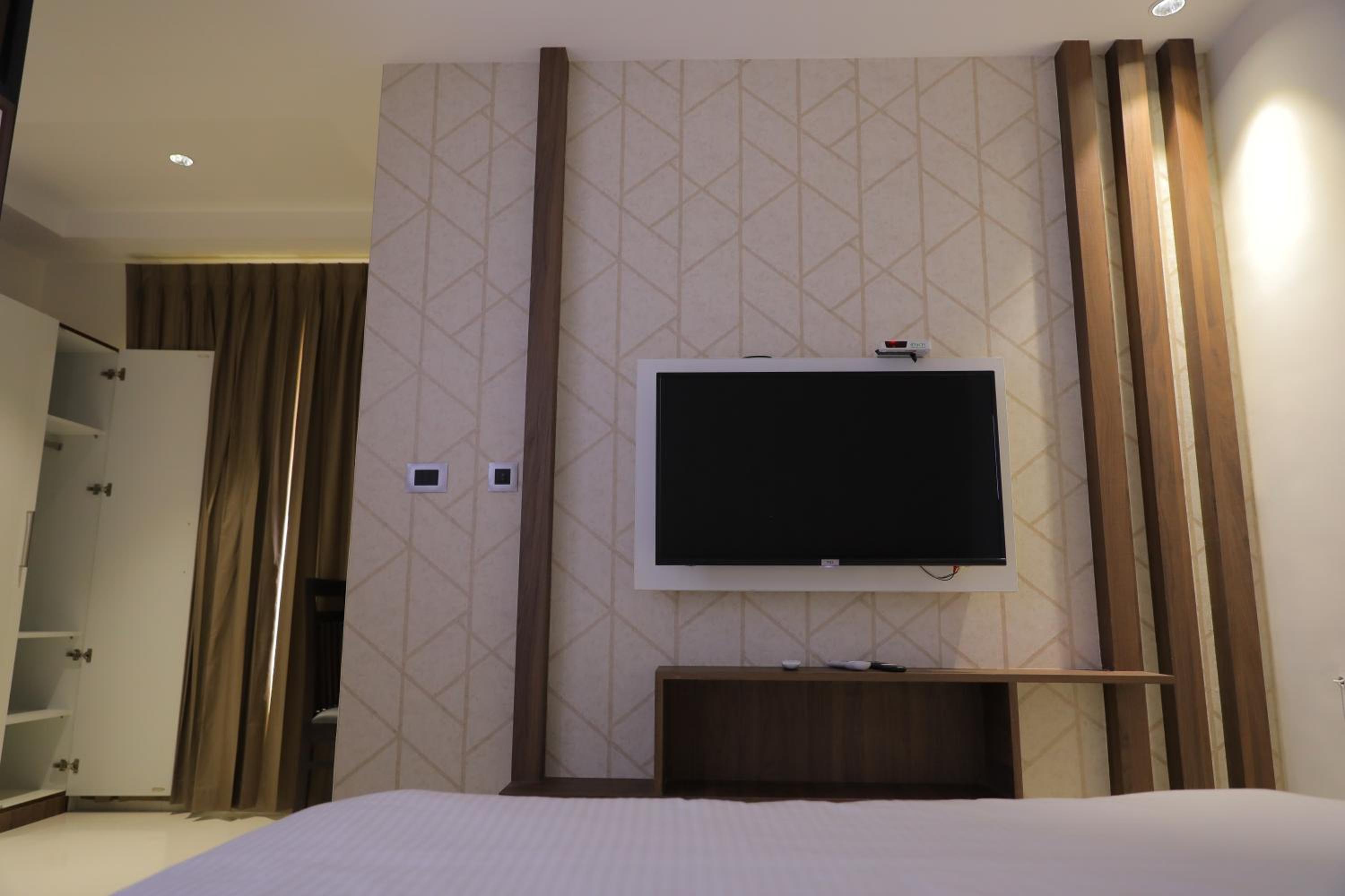 Deluxe Double Room (2 Adults + 1 Child) - Photo 3