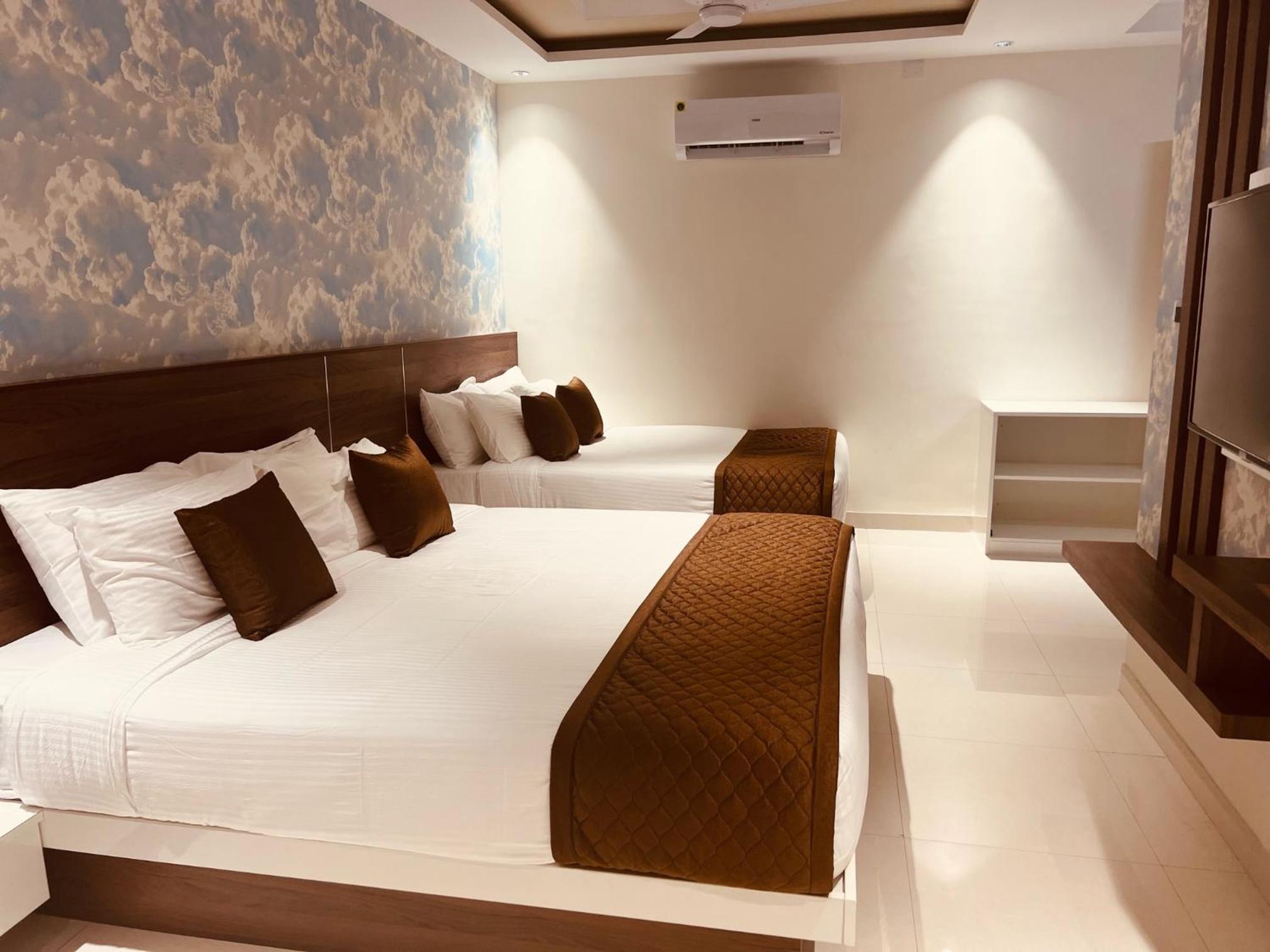 Deluxe King Suite - Photo 1