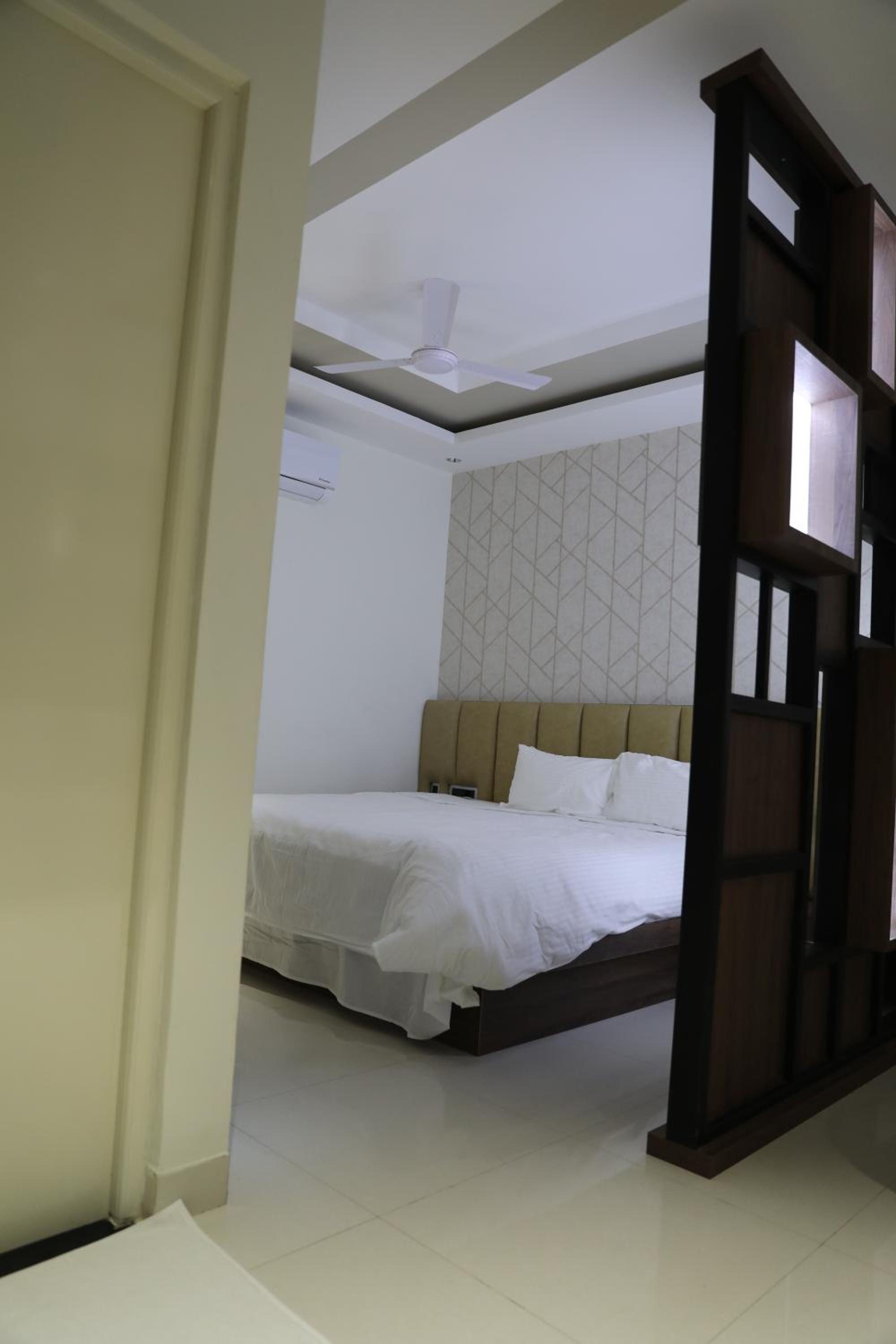 Deluxe King Suite - Photo 4