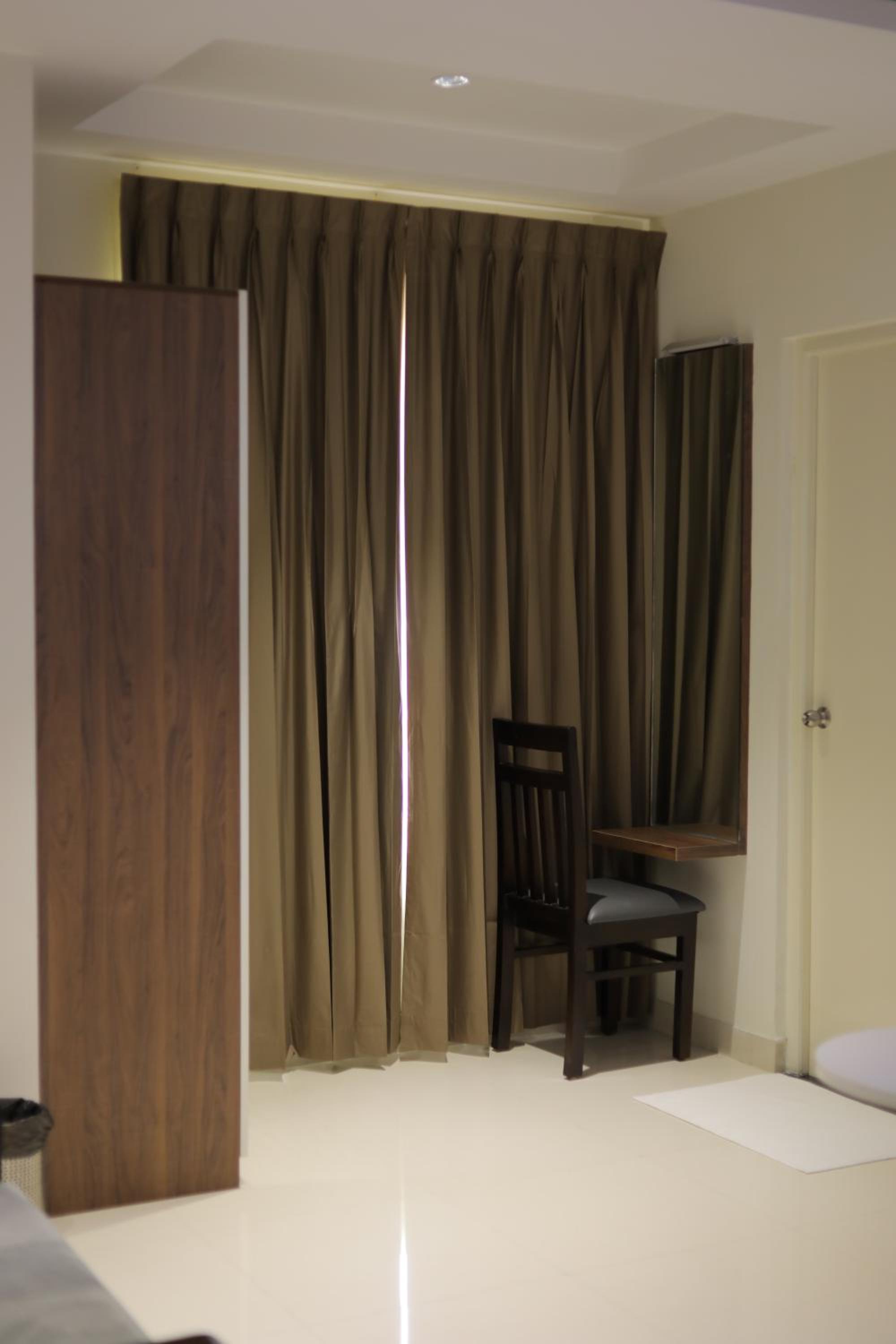 Deluxe King Suite - Photo 3