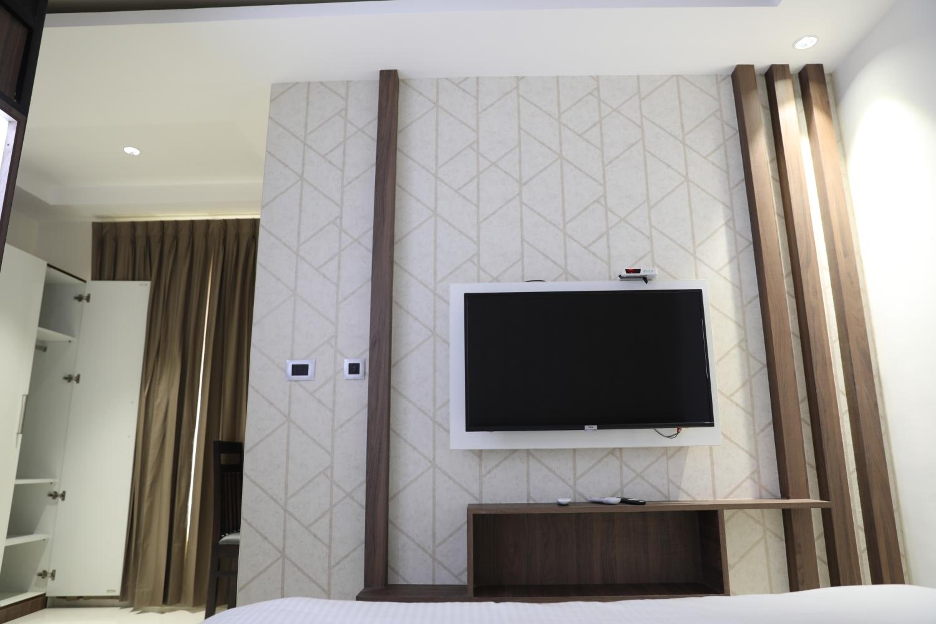 Deluxe King Suite - Photo 2