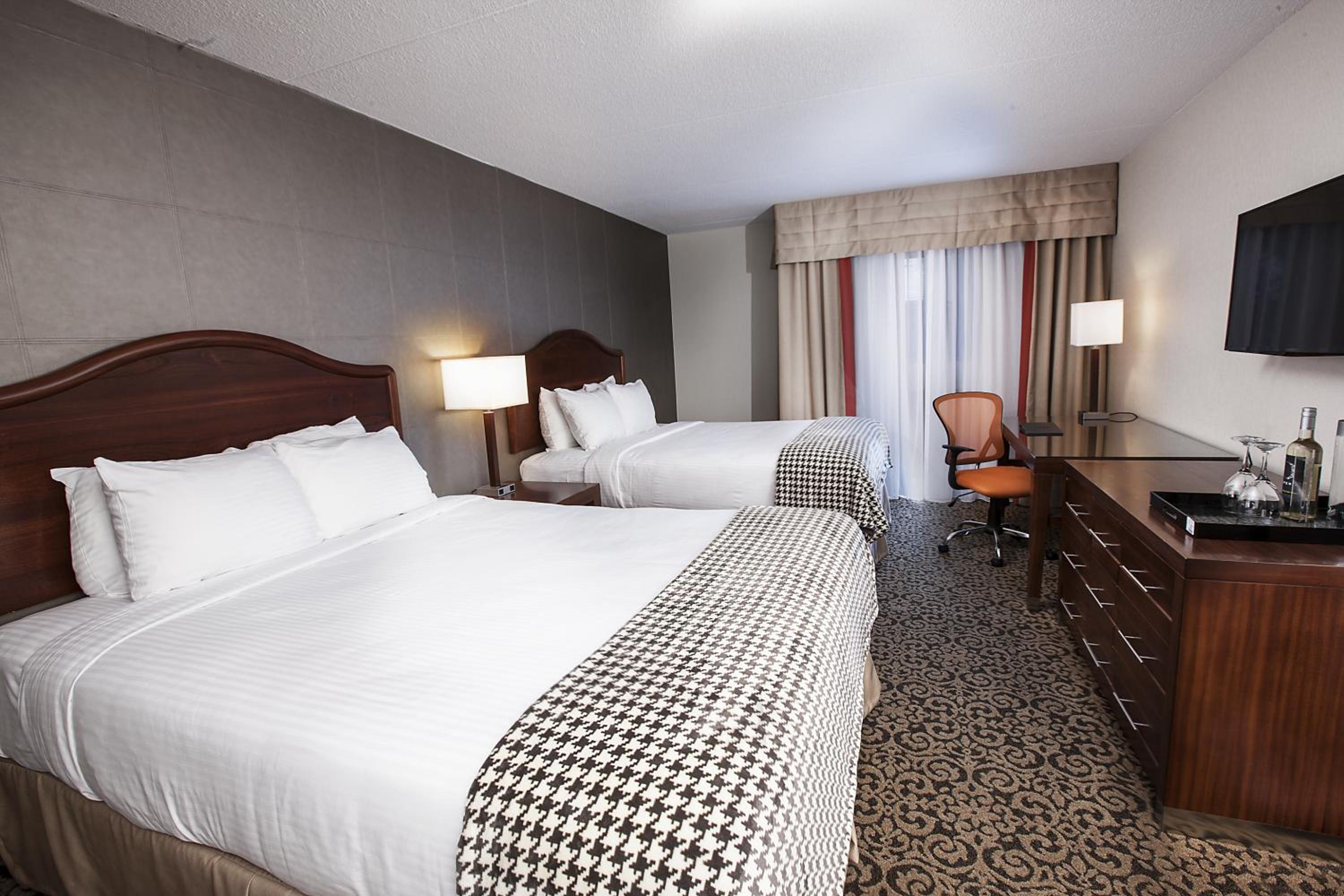 Queen Room with Two Queen Beds and Courtyard View - Photo 5