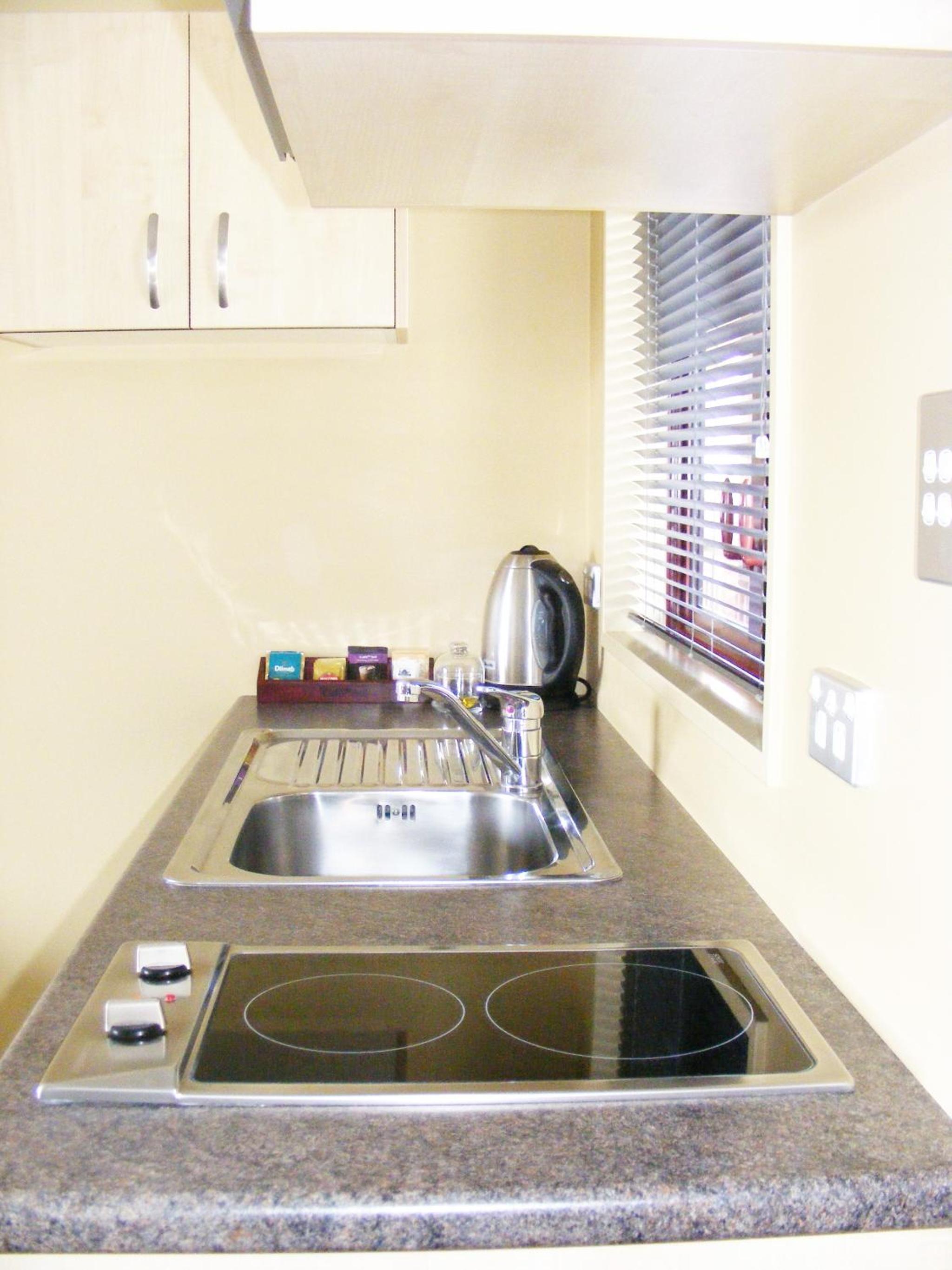 Deluxe Studio with Spa Bath - Photo 6