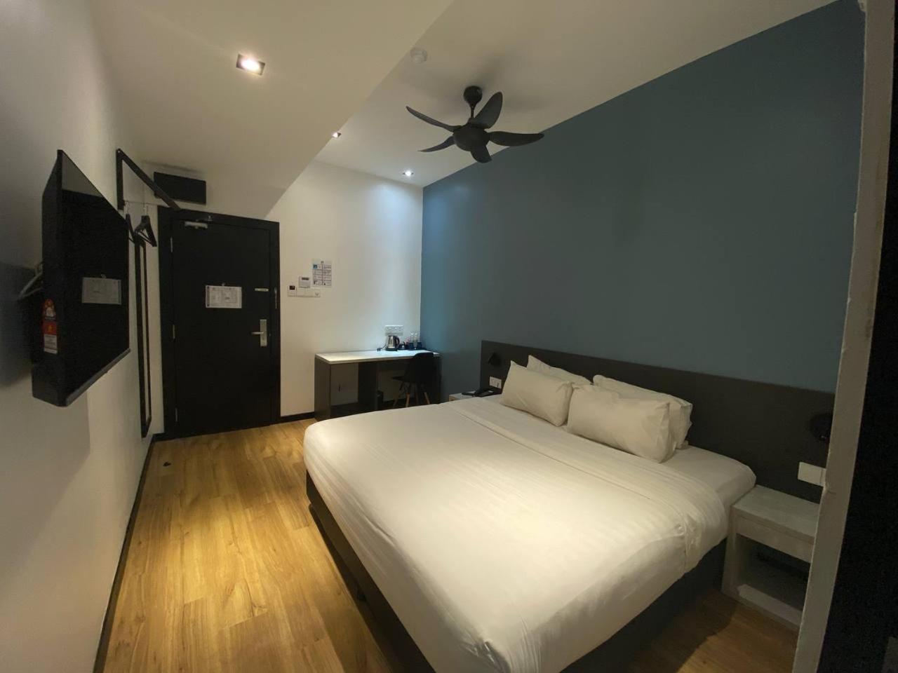 Deluxe King Room - Photo 10