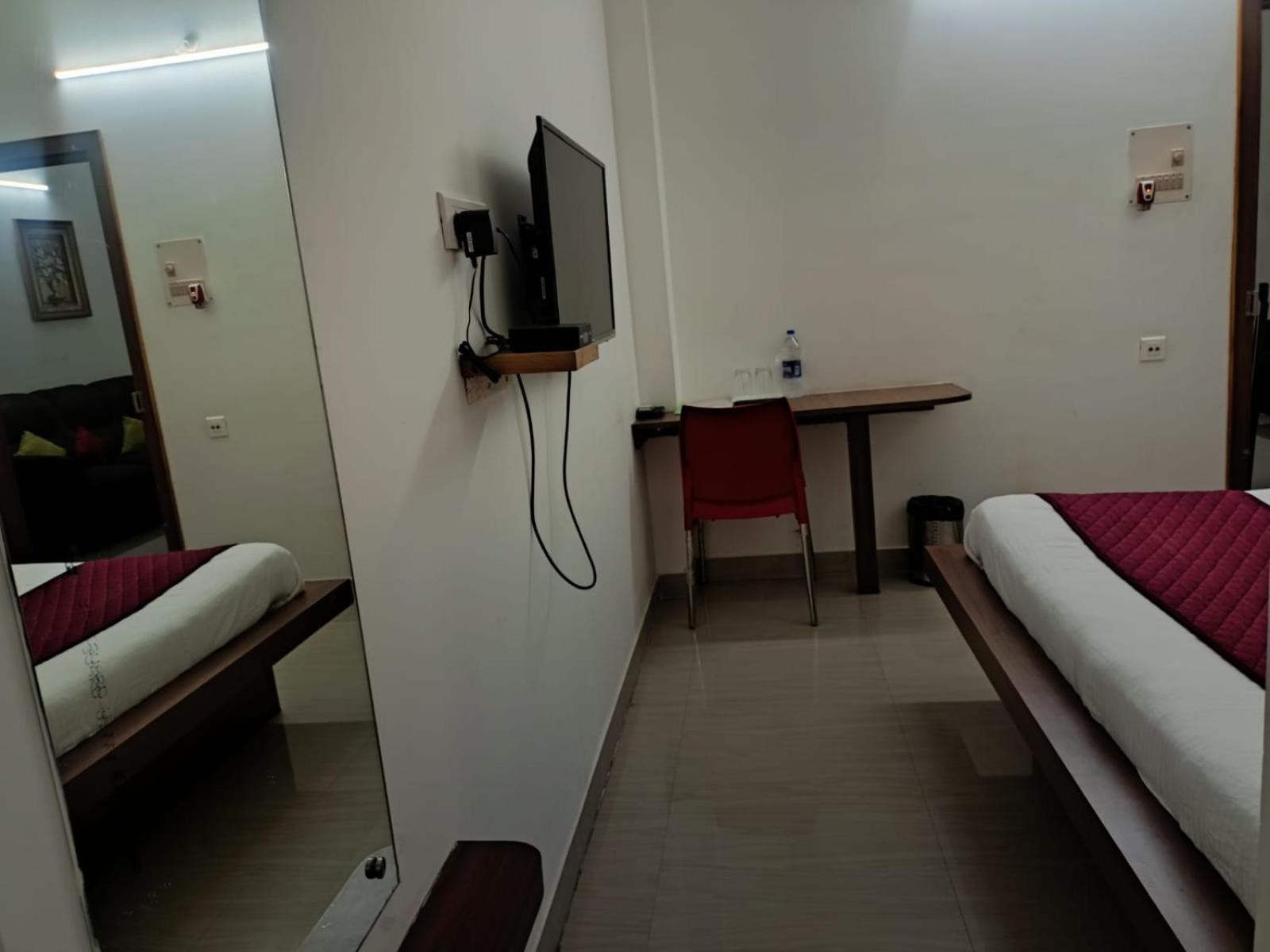 Economy Double Room - Photo 16