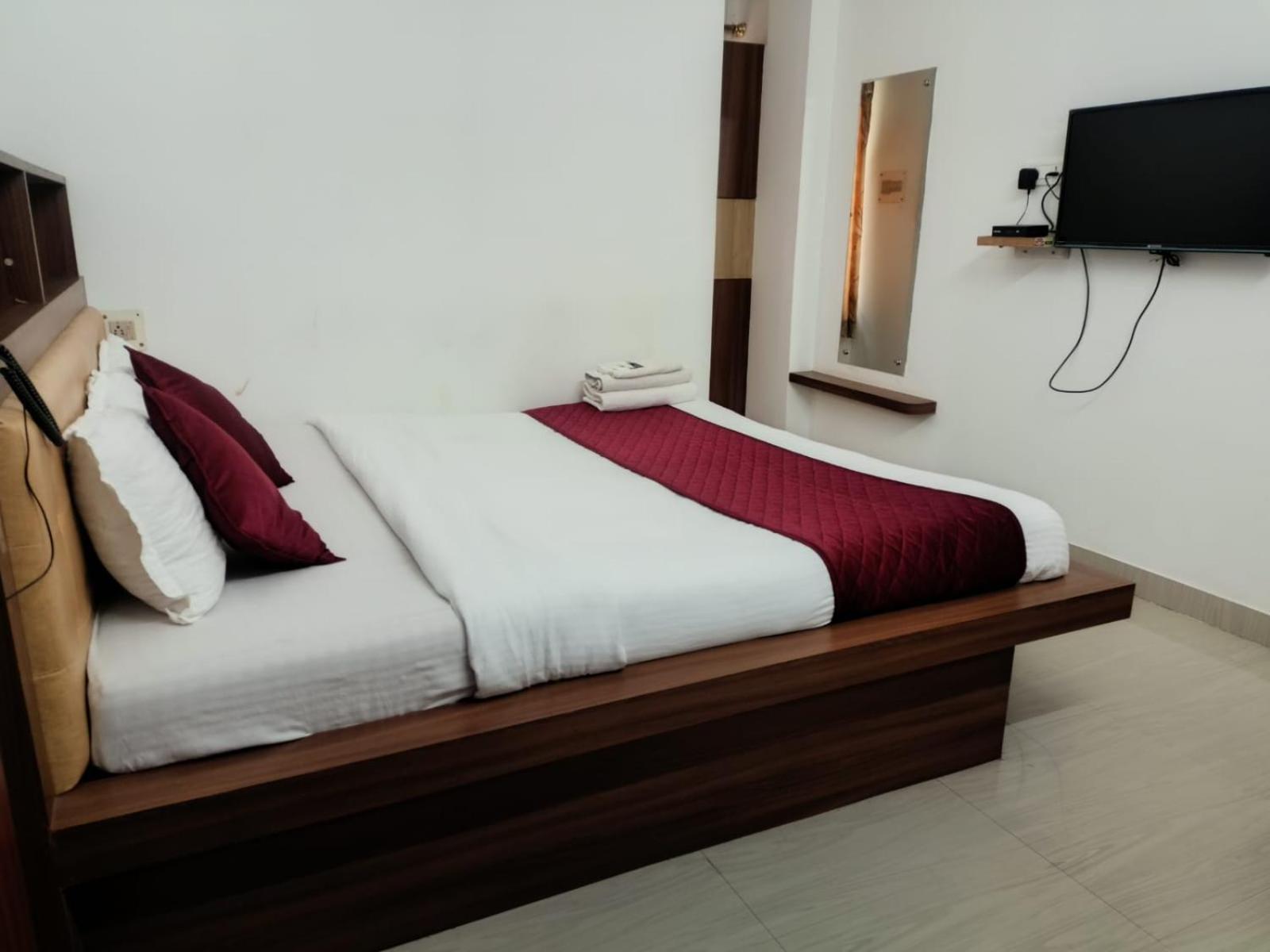 Economy Double Room - Photo 12