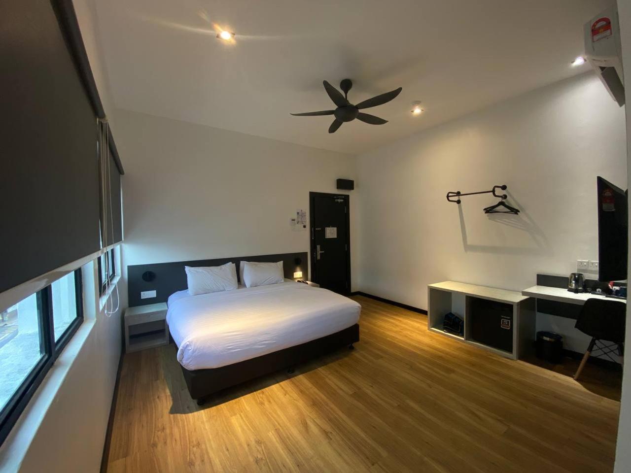 Premium King Room - Photo 14
