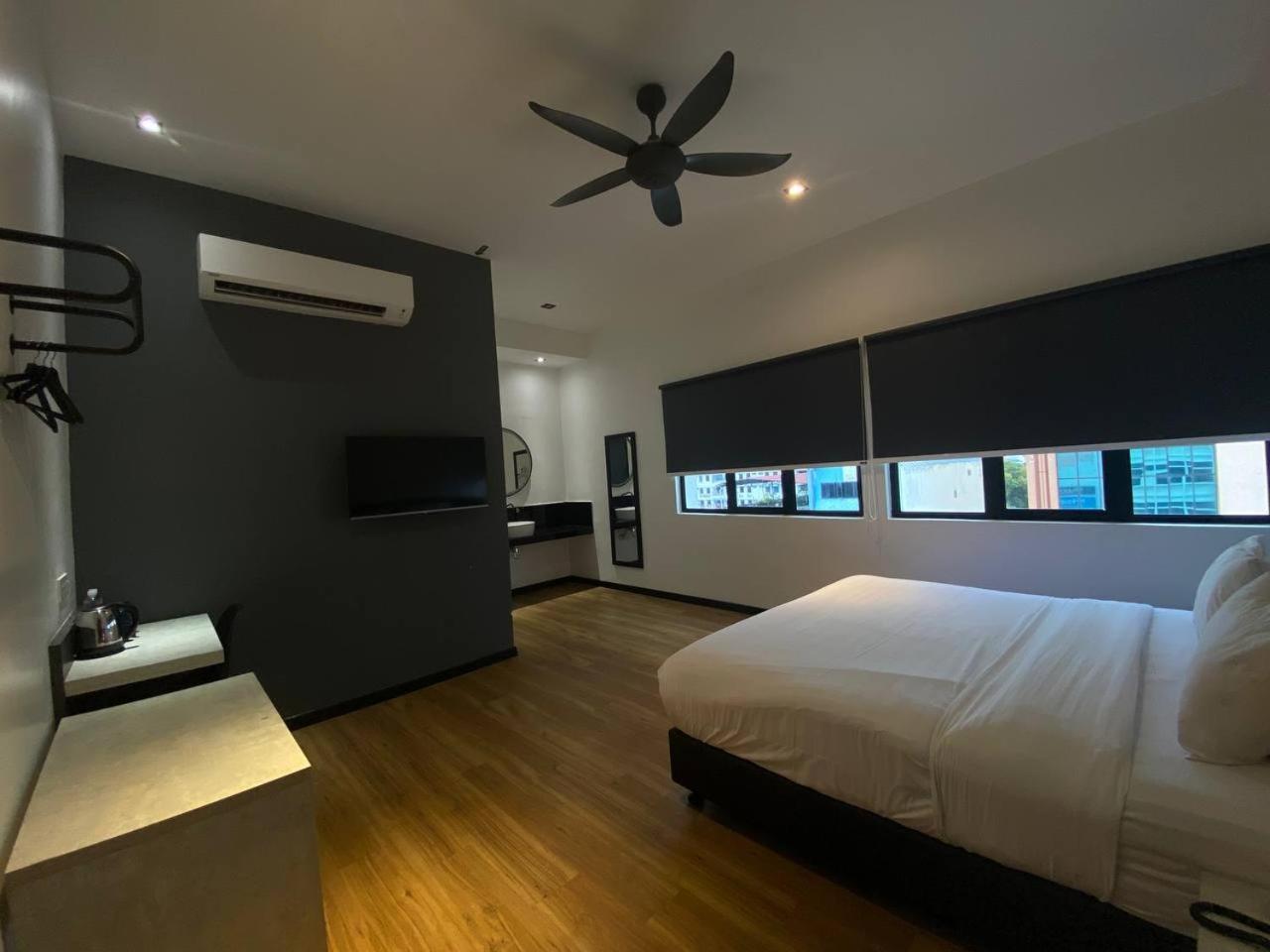 Premium King Room - Photo 17