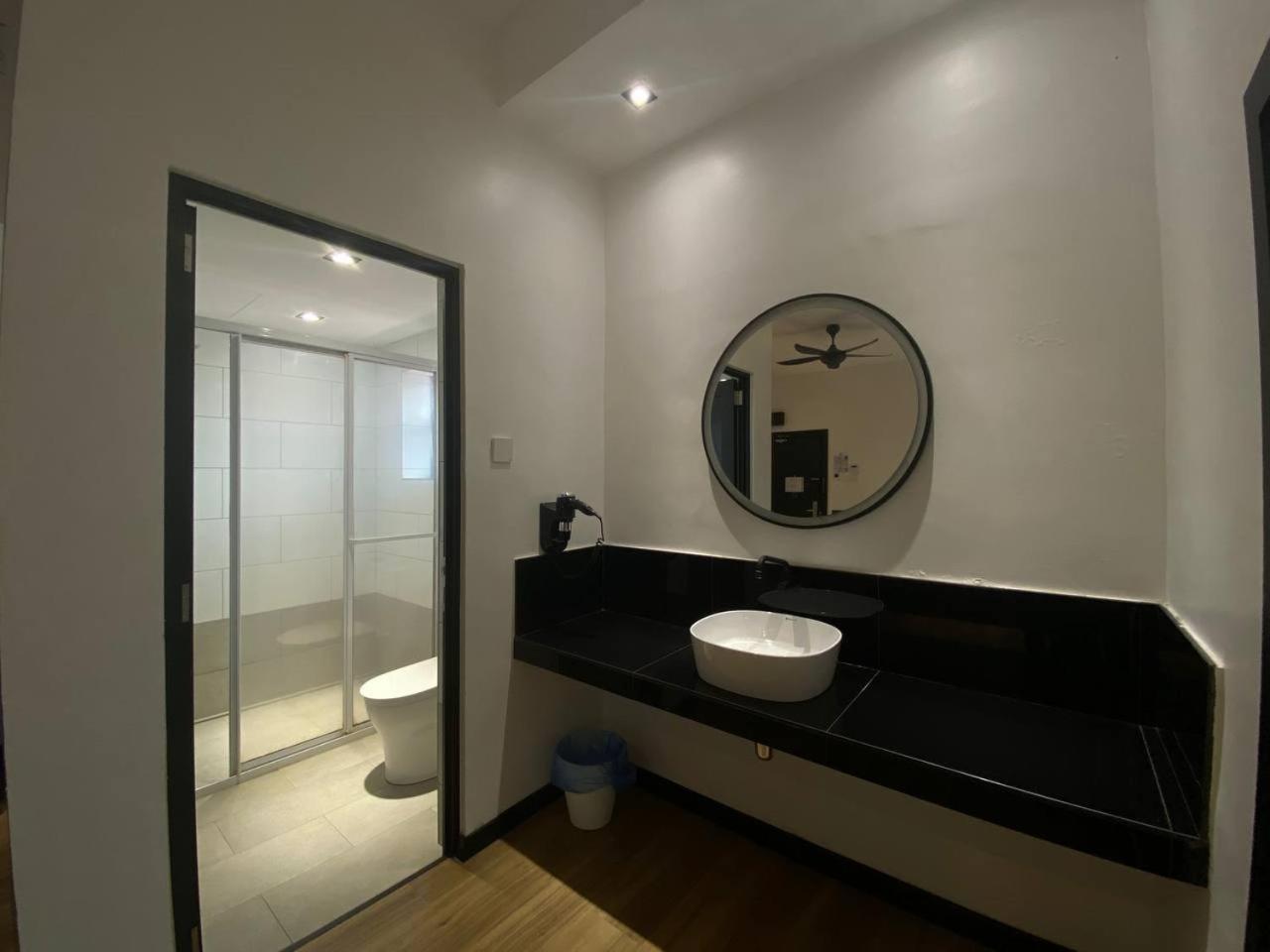 Premium King Room - Photo 15