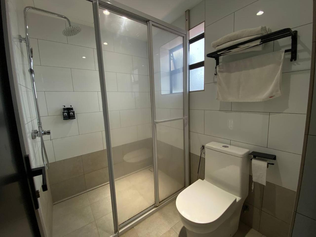 Premium King Room - Photo 16