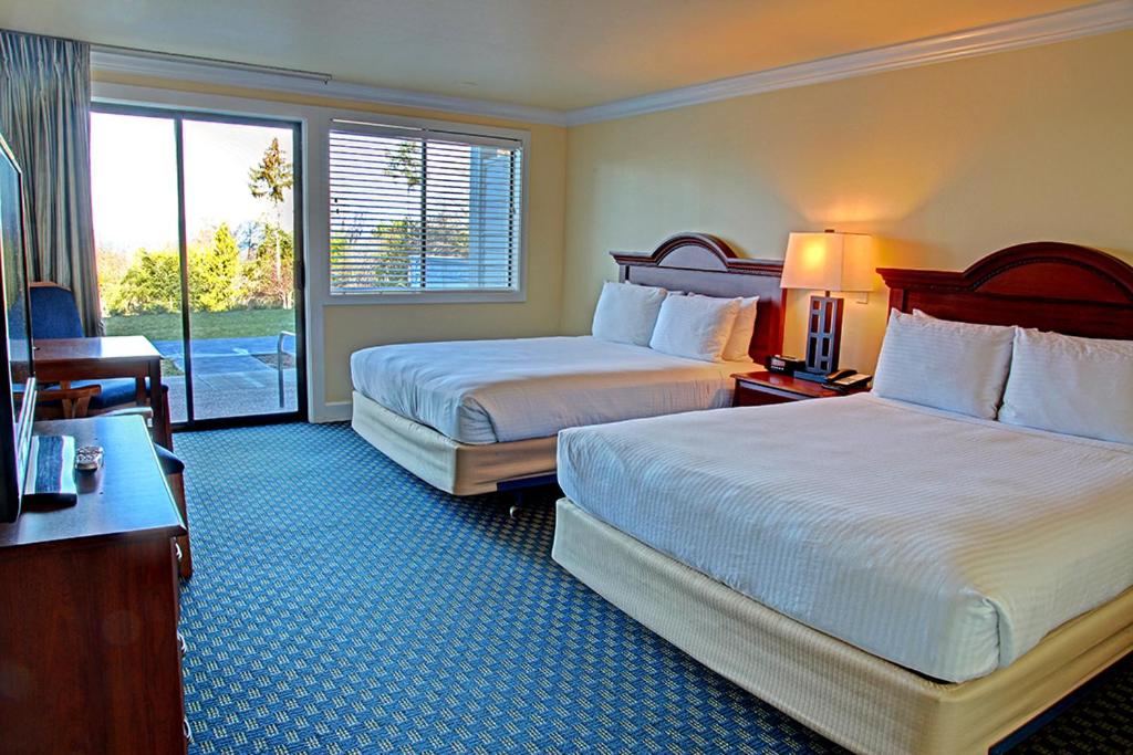 Queen Room with Two Queen Beds with Sea View - Photo 1