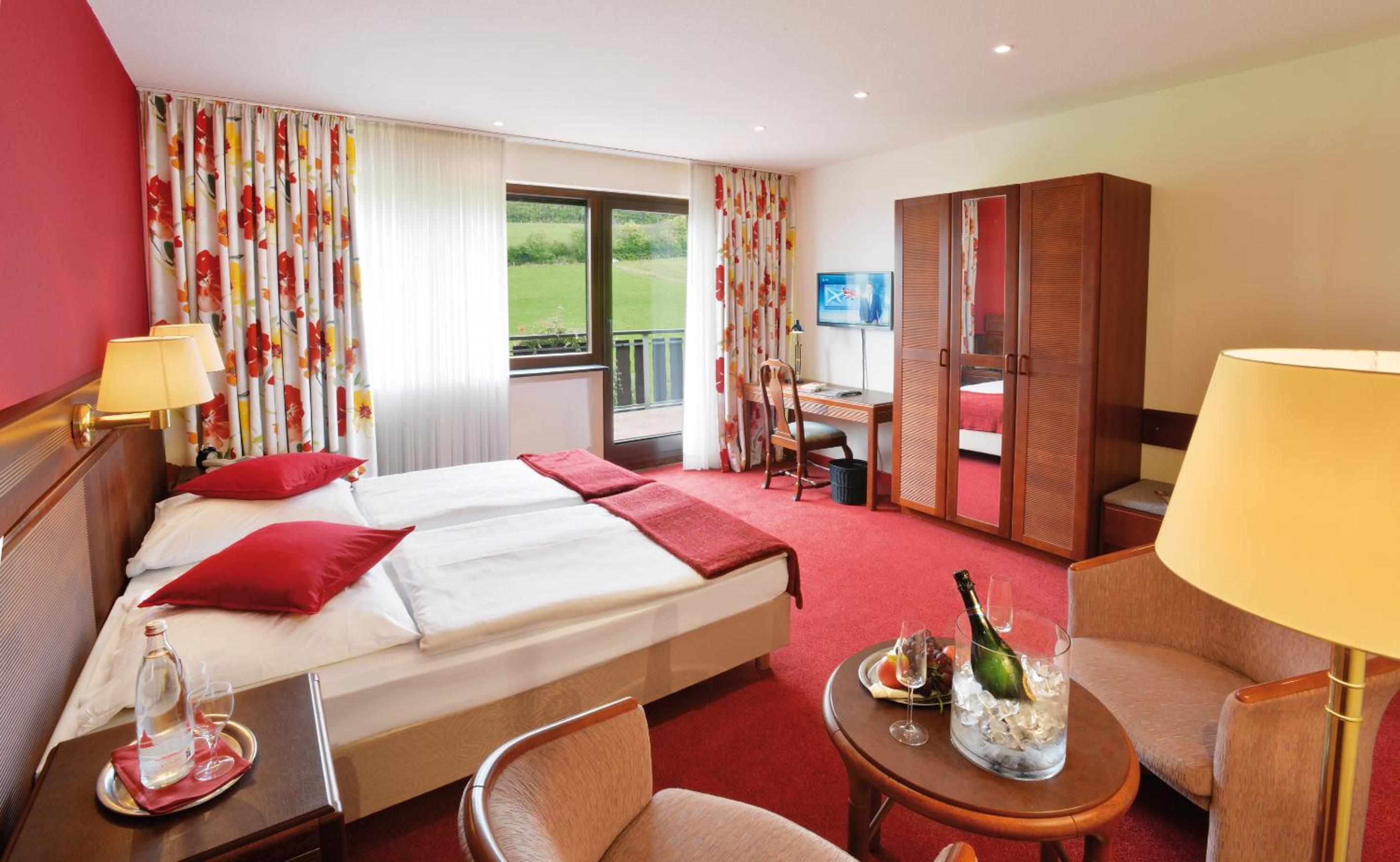 Double Room with Mountain View - Photo 3