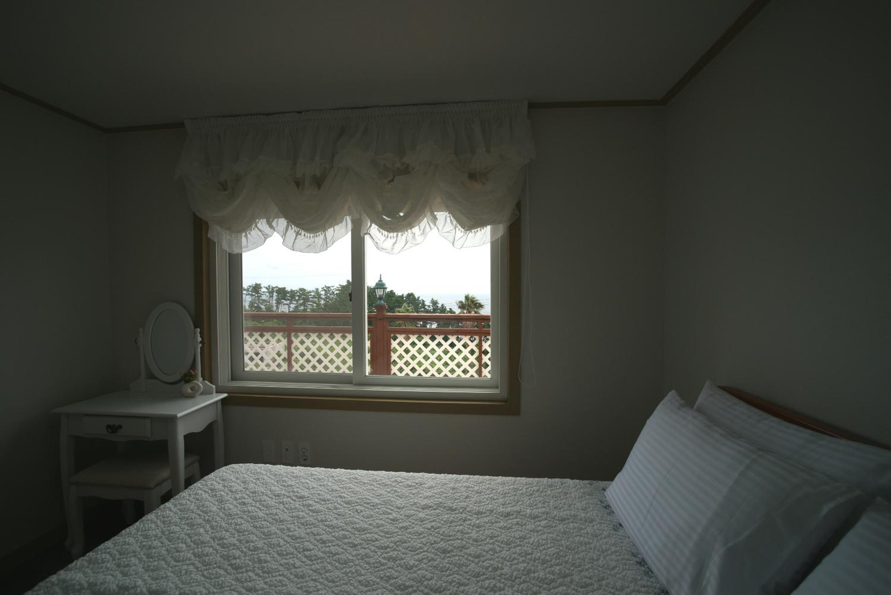 One-Bedroom Apartment - Photo 5