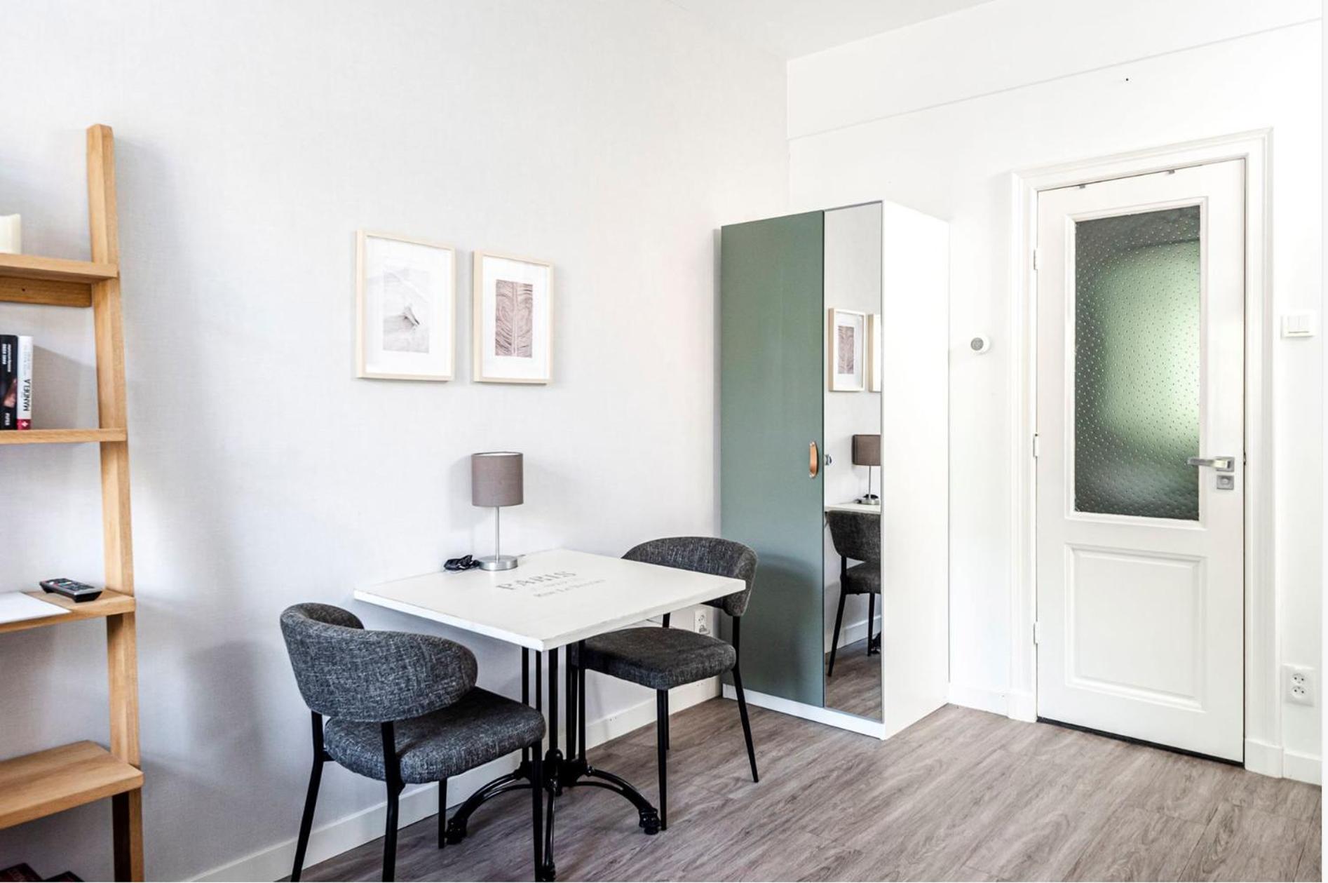 One-Bedroom Apartment photo 1