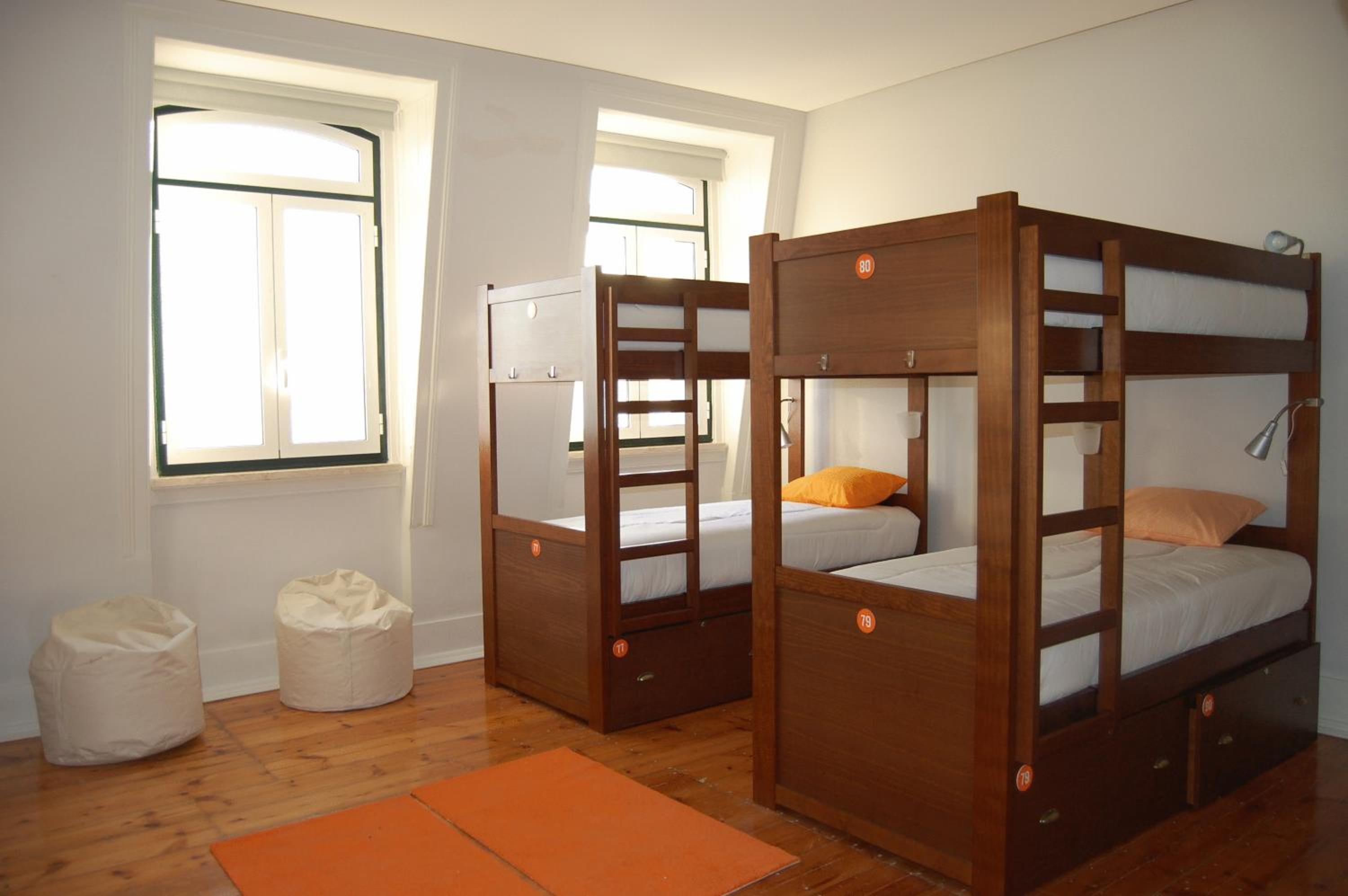  Bed in 10-Bed Dormitory Room with City View photo 1