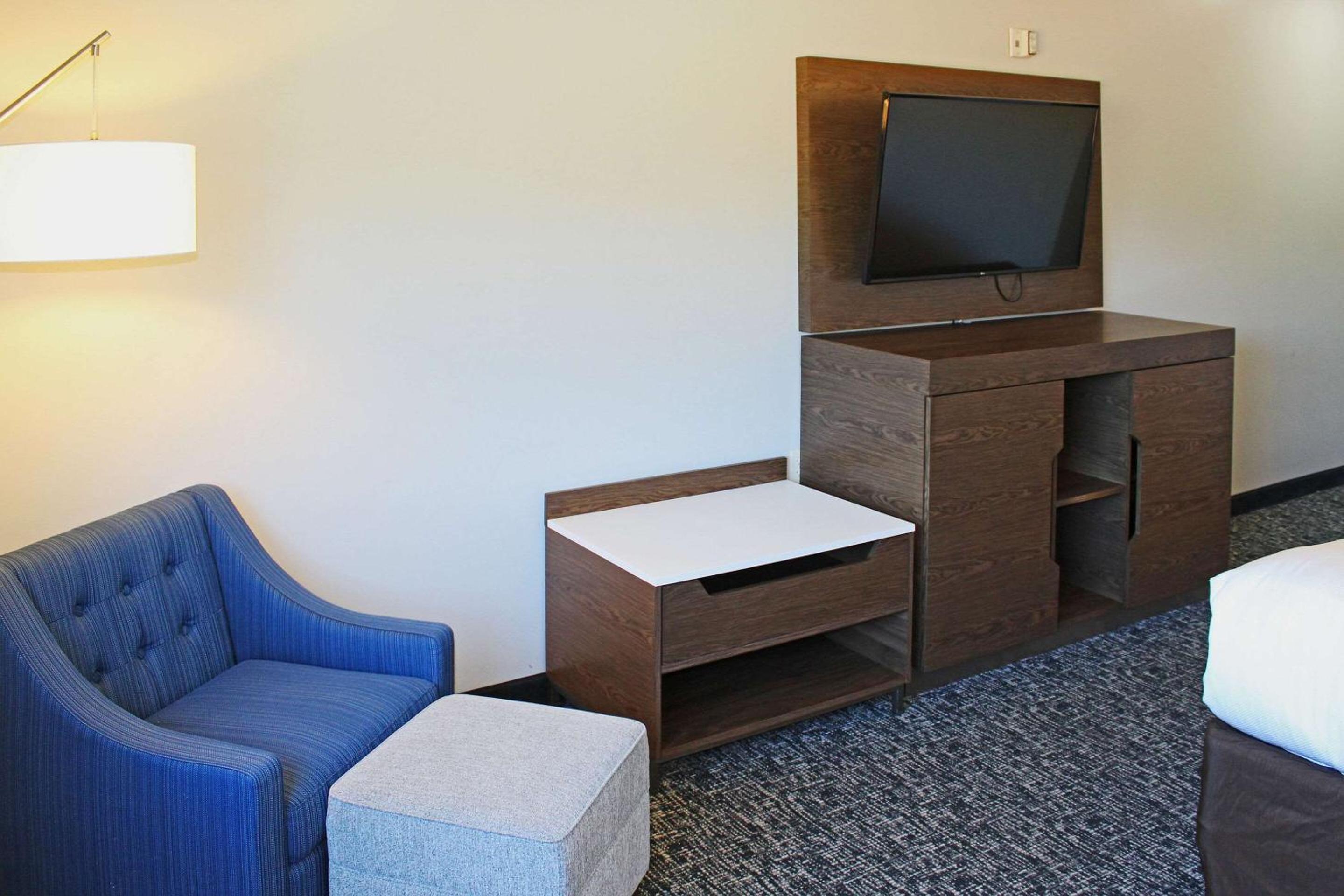 King Suite with Sofa Bed - Non-Smoking - Photo 4