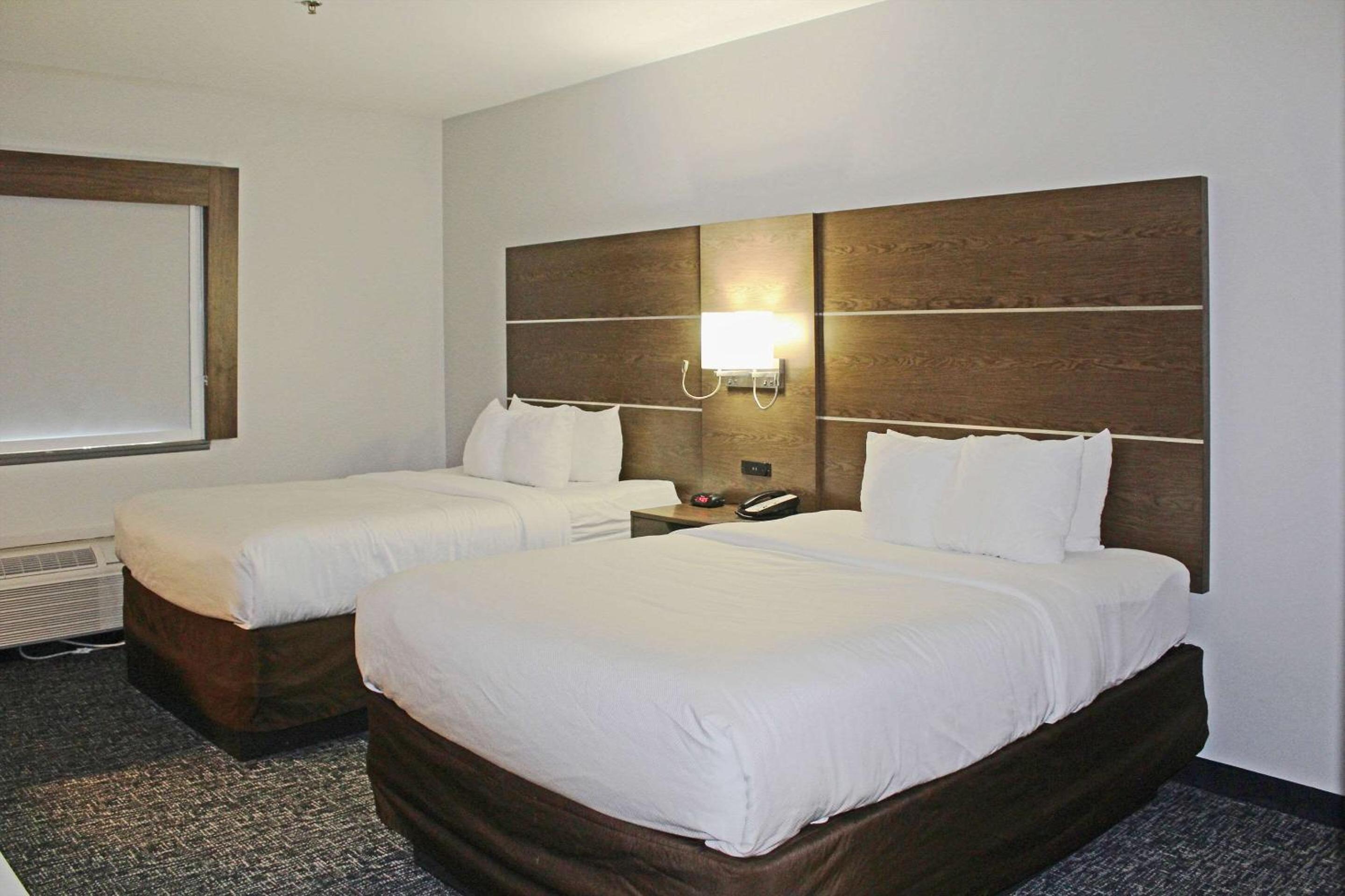 Queen Room with Two Queen Beds - Non-Smoking - Photo 4