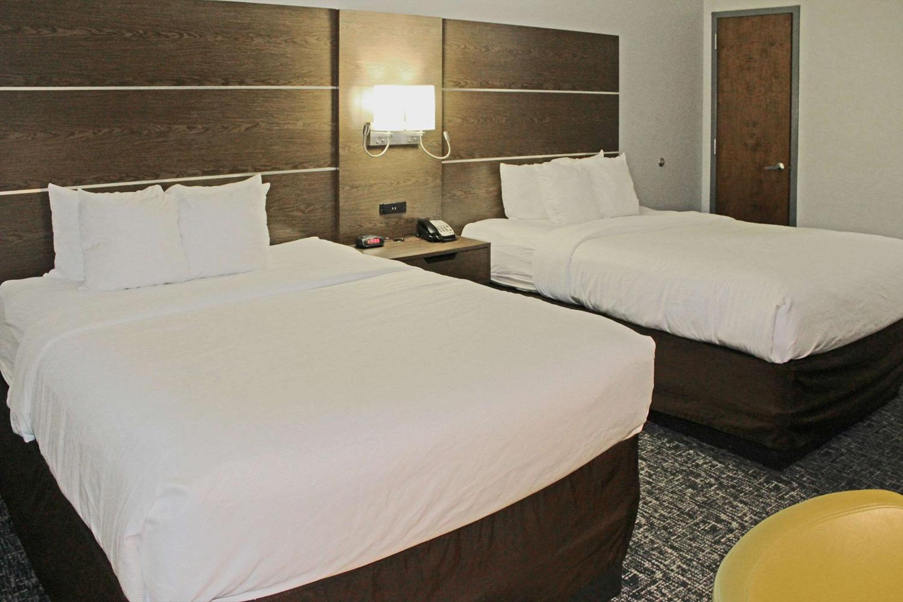 Queen Room with Two Queen Beds - Non-Smoking - Photo 1