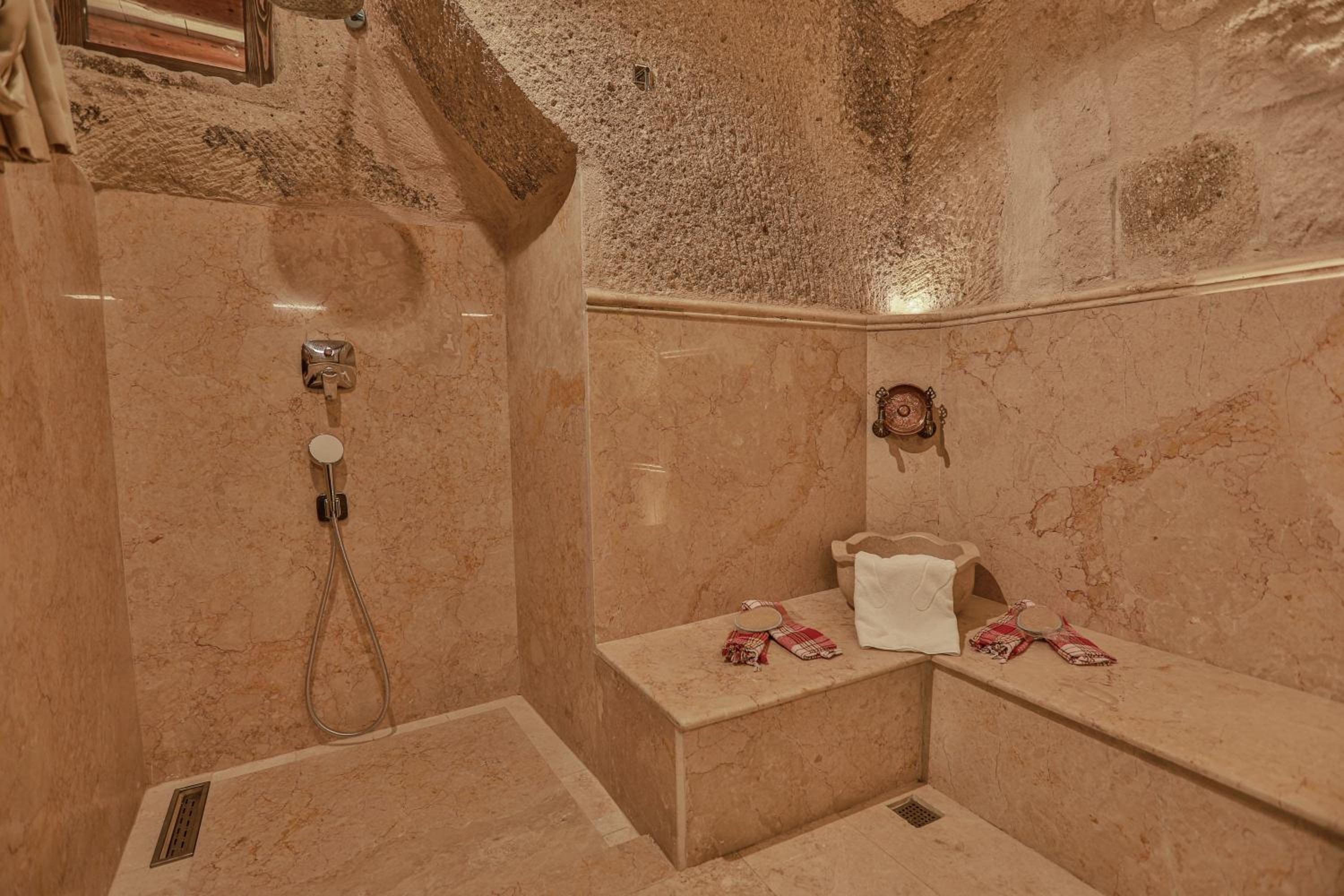 Family Room with Private Bathroom - Photo 4