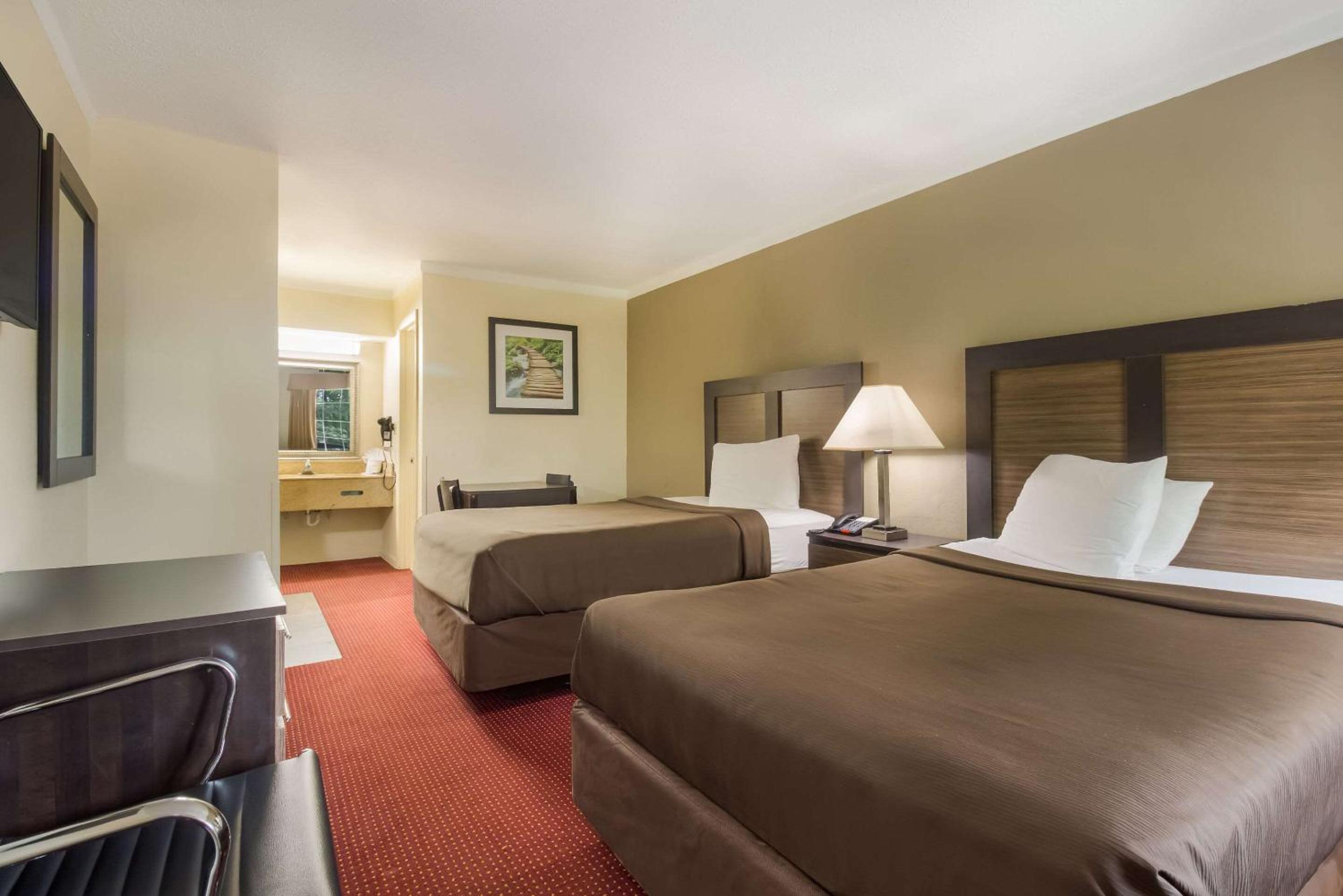 Double Room with Two Double Beds - Smoking - Photo 1