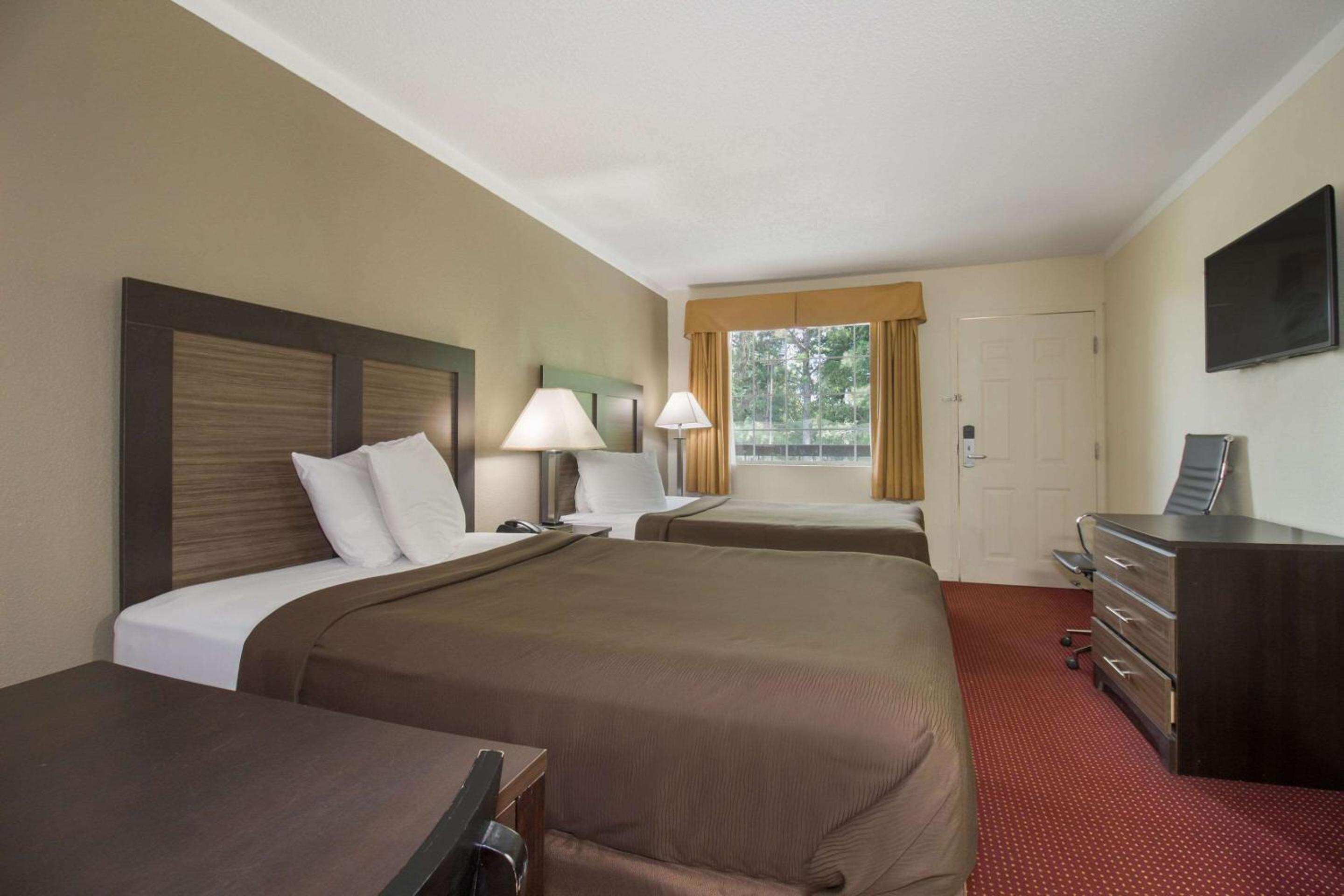 Double Room with Two Double Beds - Smoking - Photo 2