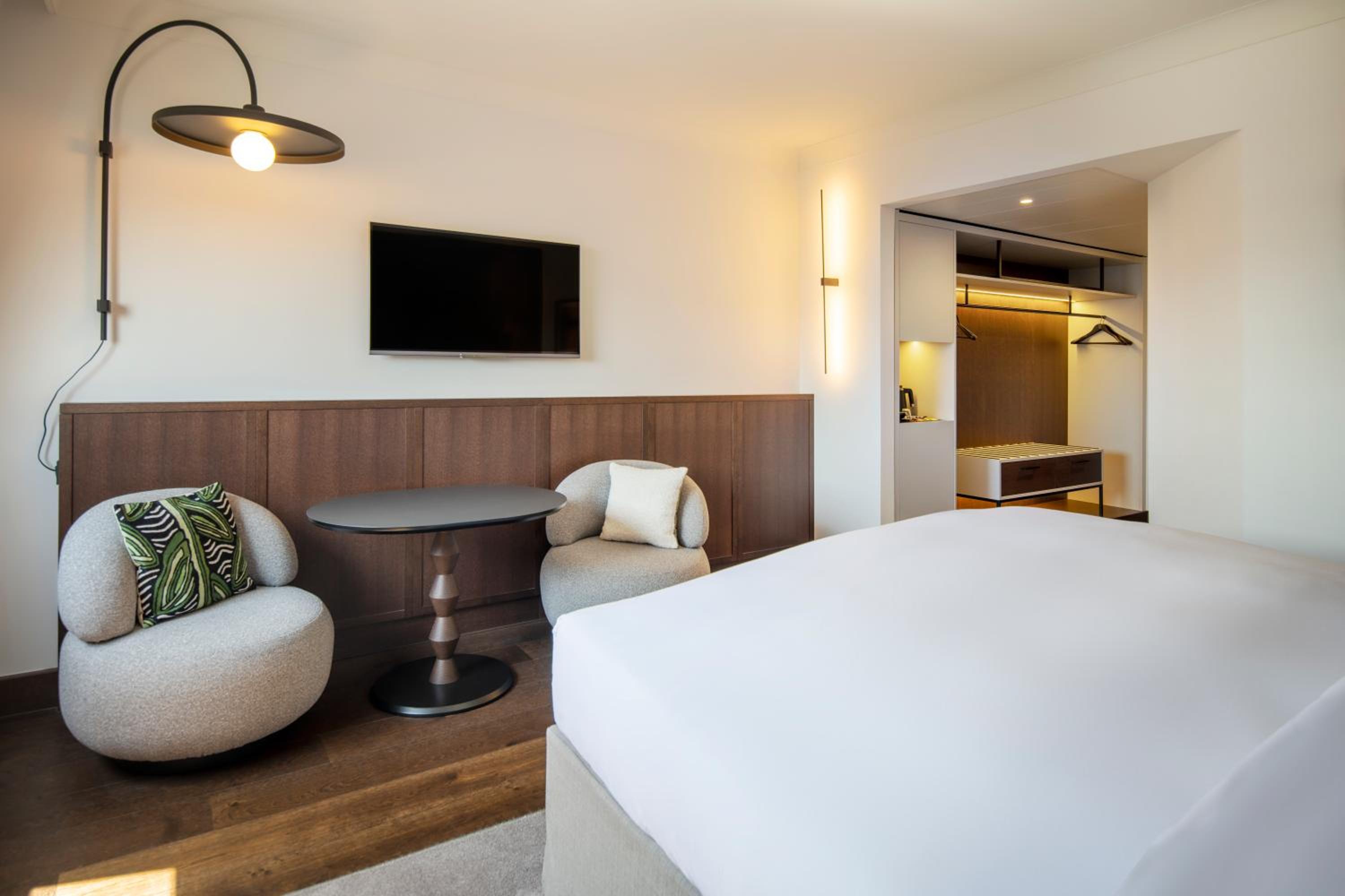 Deluxe King Room with Garden View - Photo 8