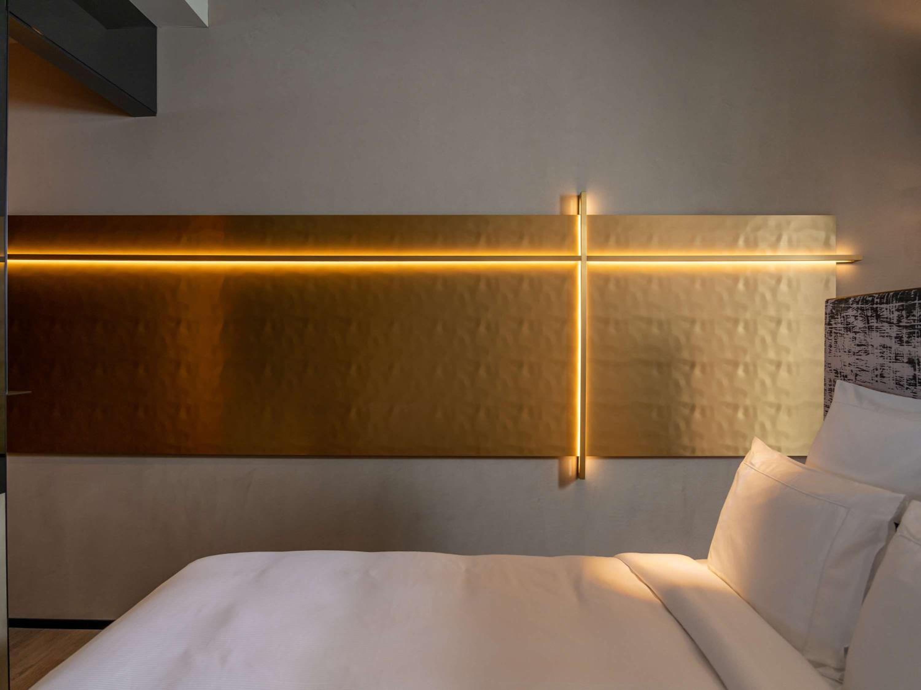 Superior King Room with Balcony - Photo 4