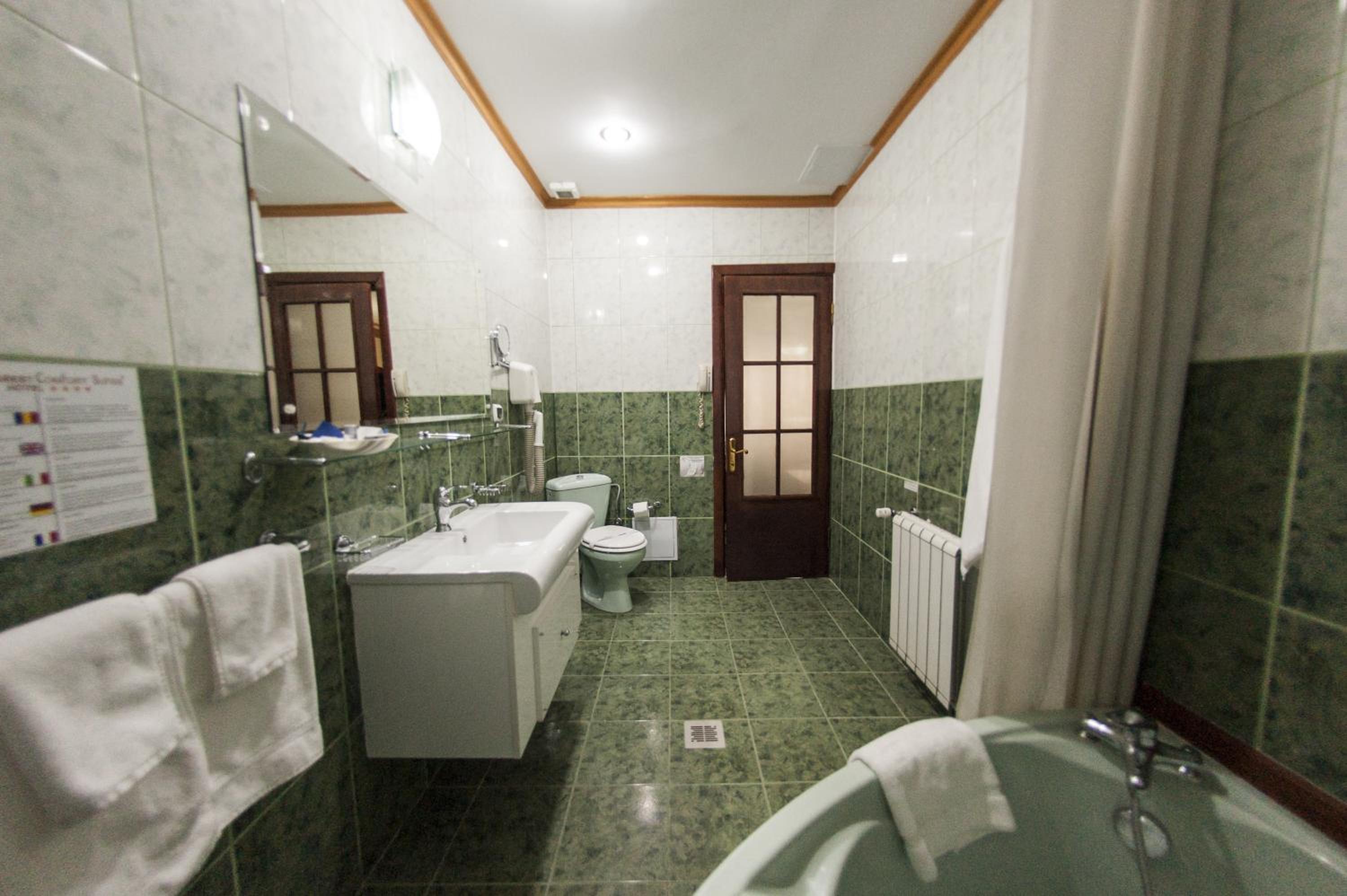 Suite - Photo 11