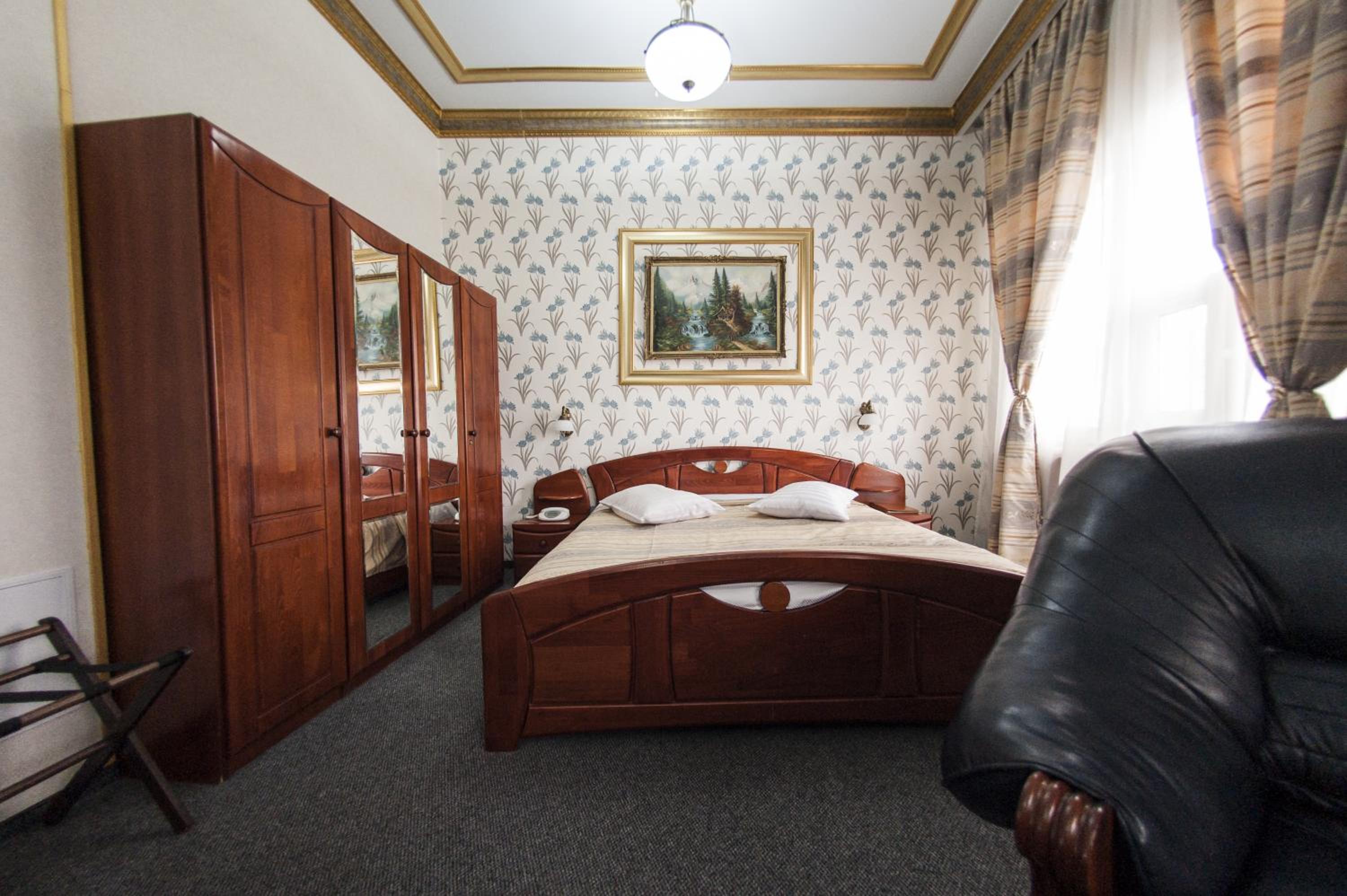 Deluxe Suite with Spa Bath - Photo 6