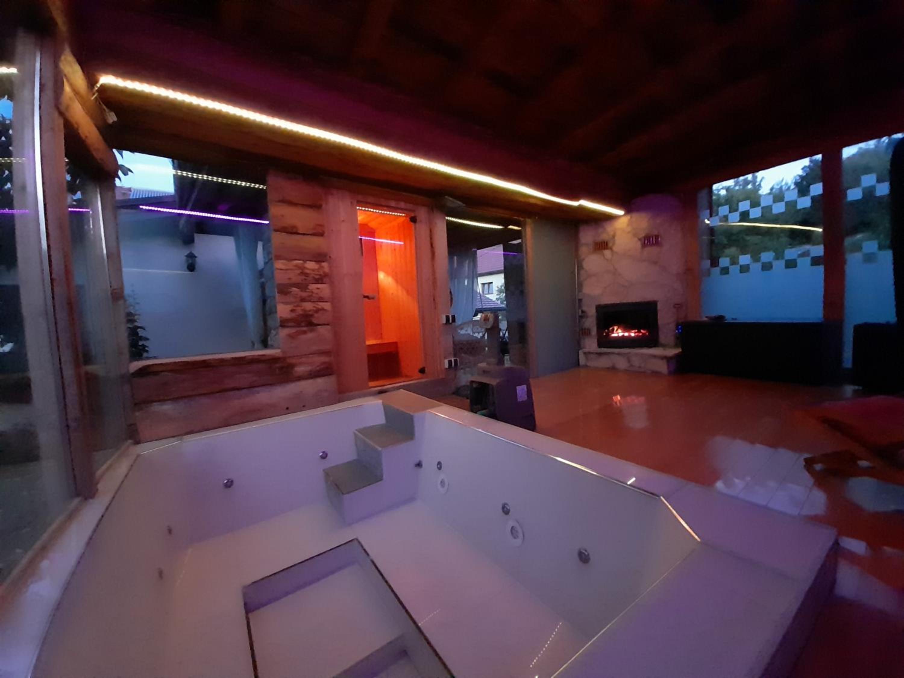 Two Bedroom Apartment with Terrace - Photo 4