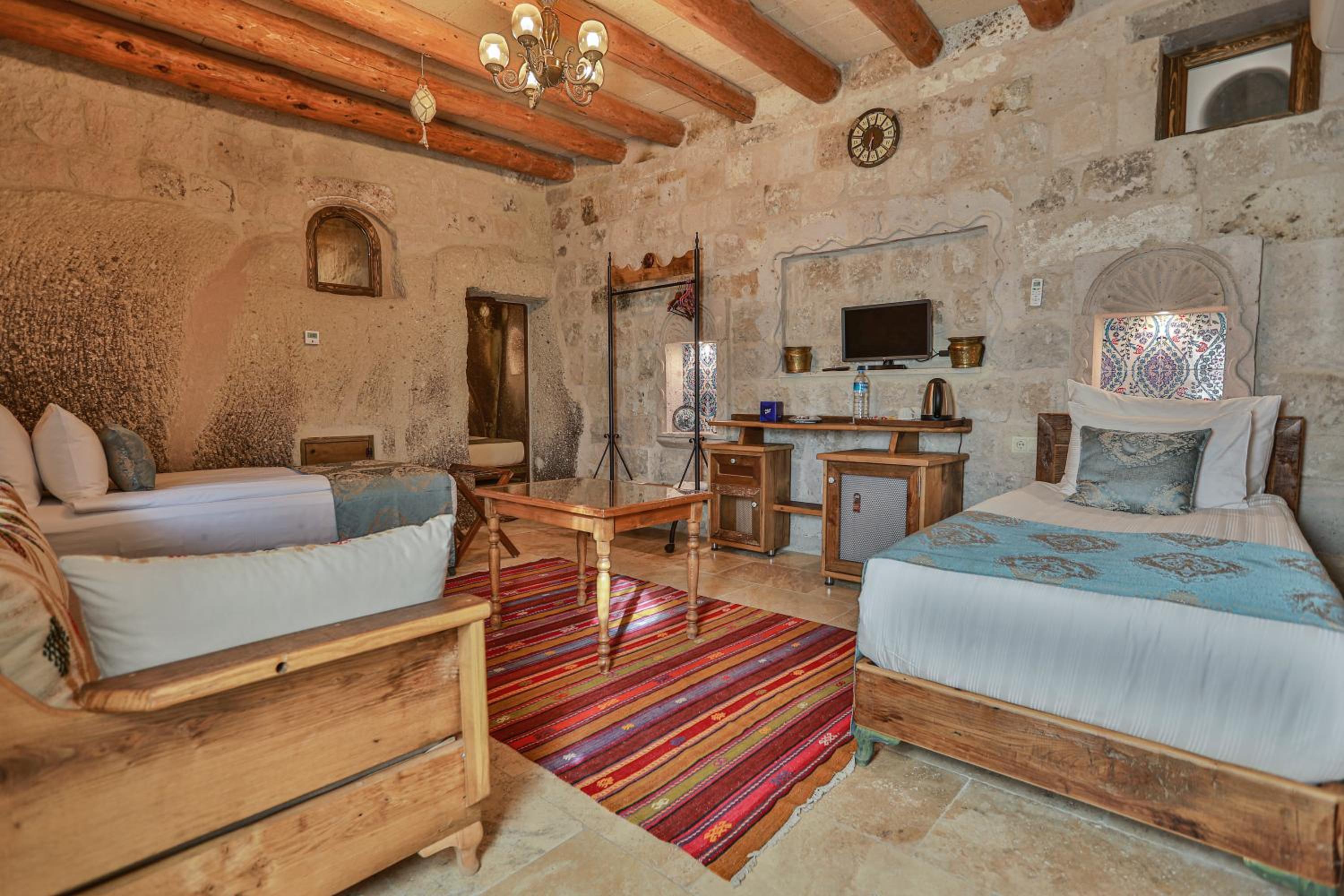 Family Room with Private Bathroom - Photo 2