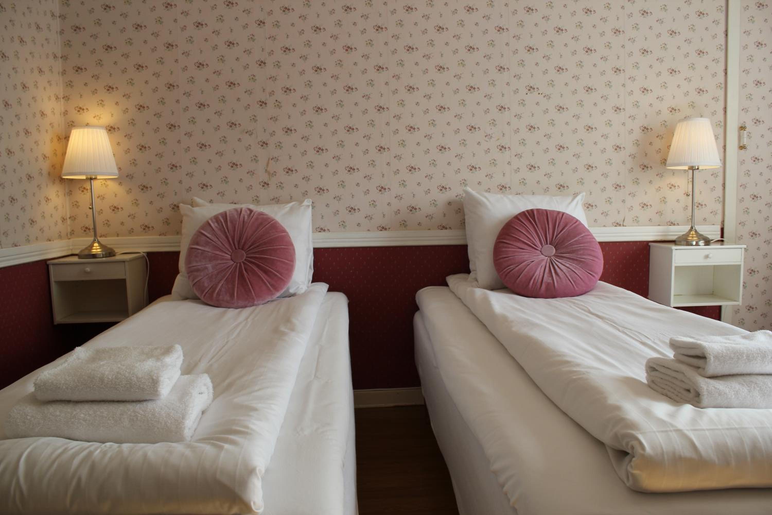 Standard Twin Room with Garden View - Photo 8