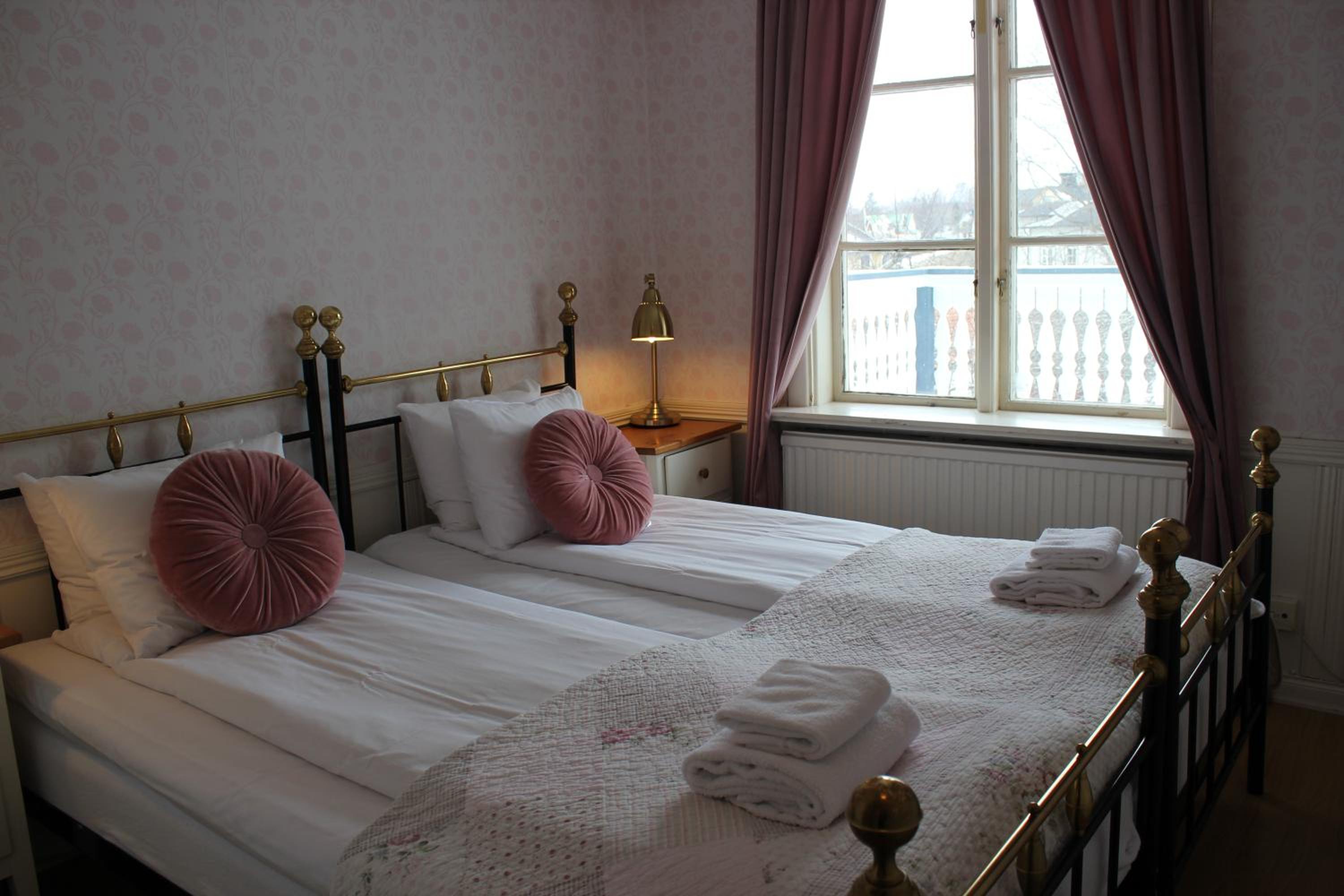 Standard Twin Room with Garden View - Photo 7