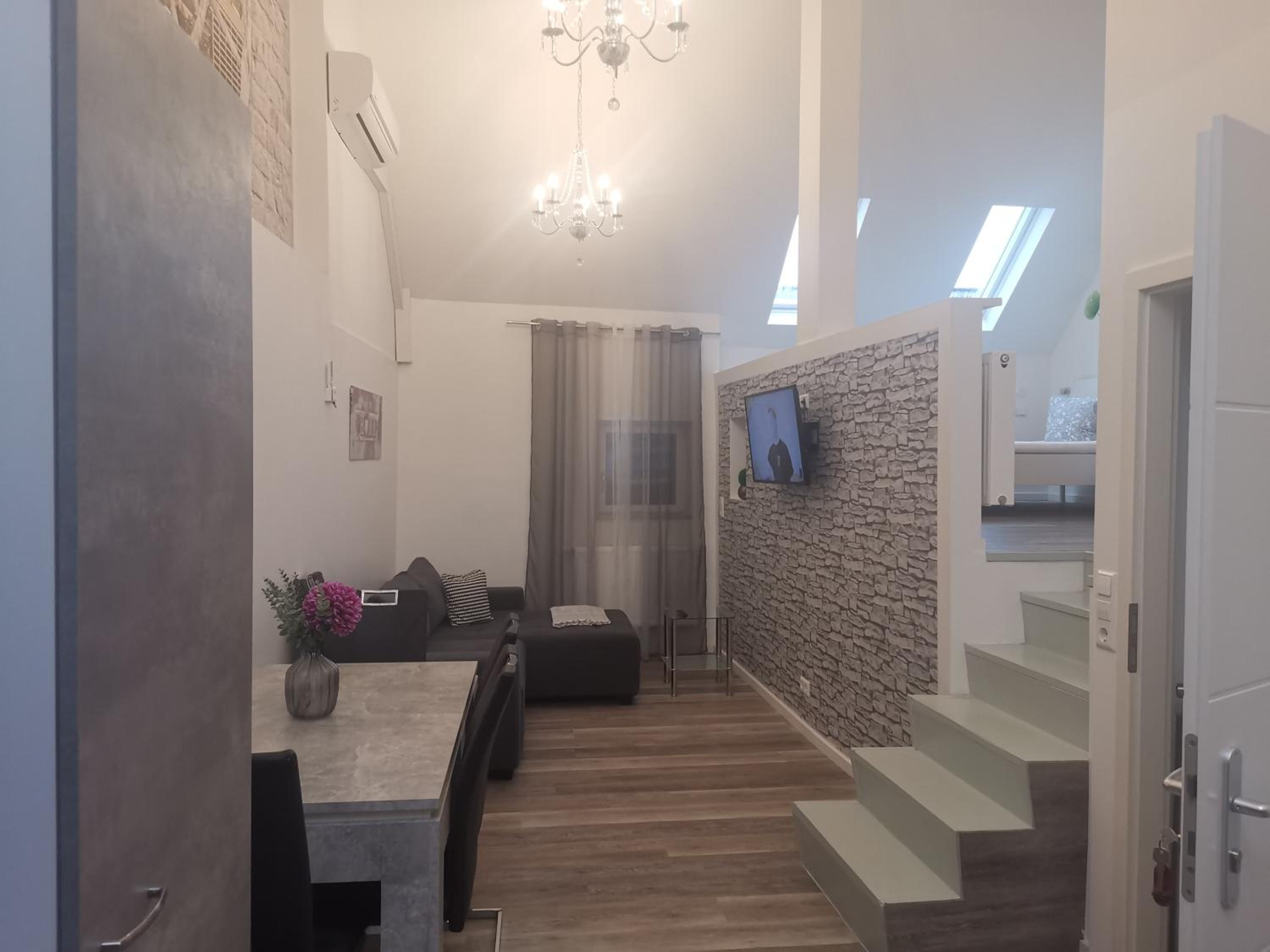 Apartment - Split Level - Photo 10