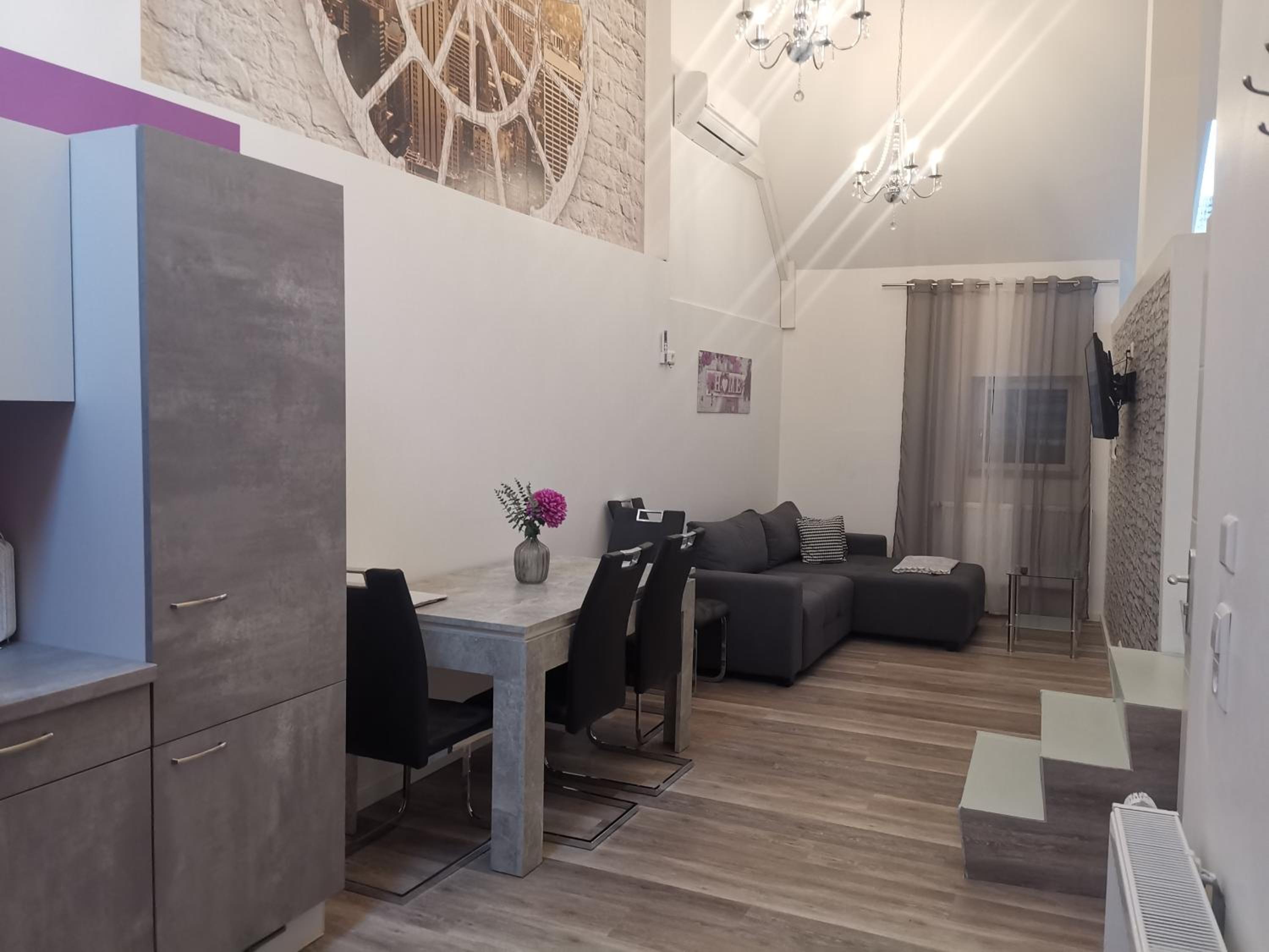 Apartment - Split Level - Photo 8