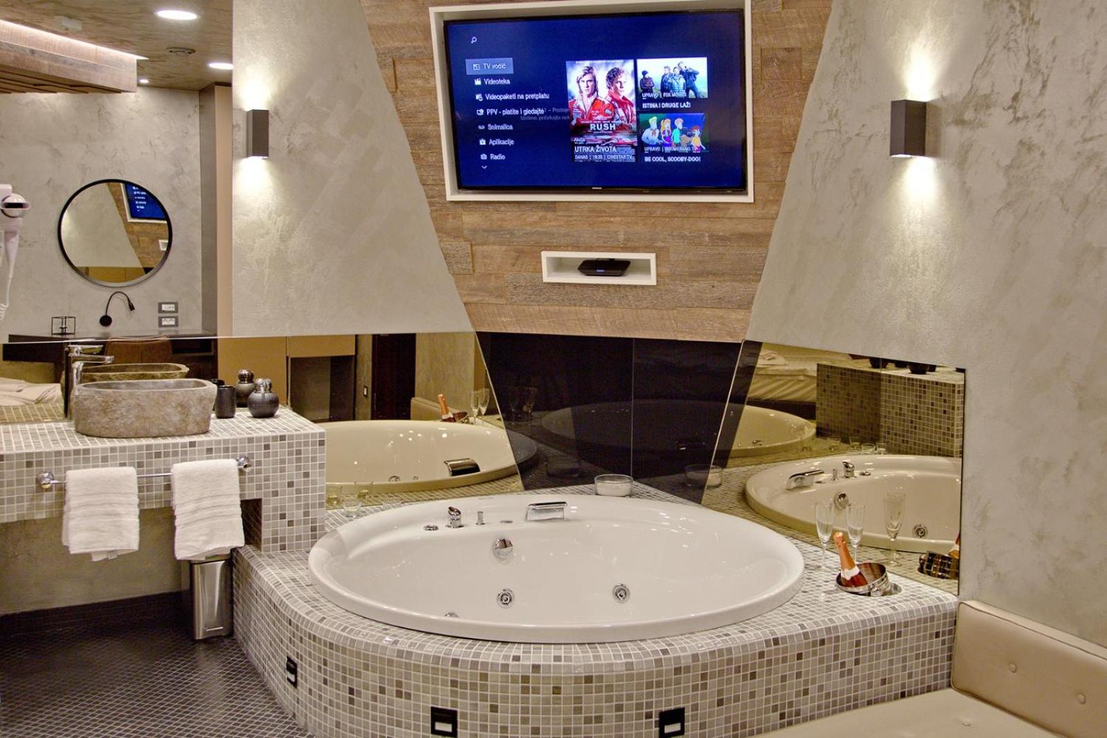 Deluxe Double Room with Bath - Photo 3