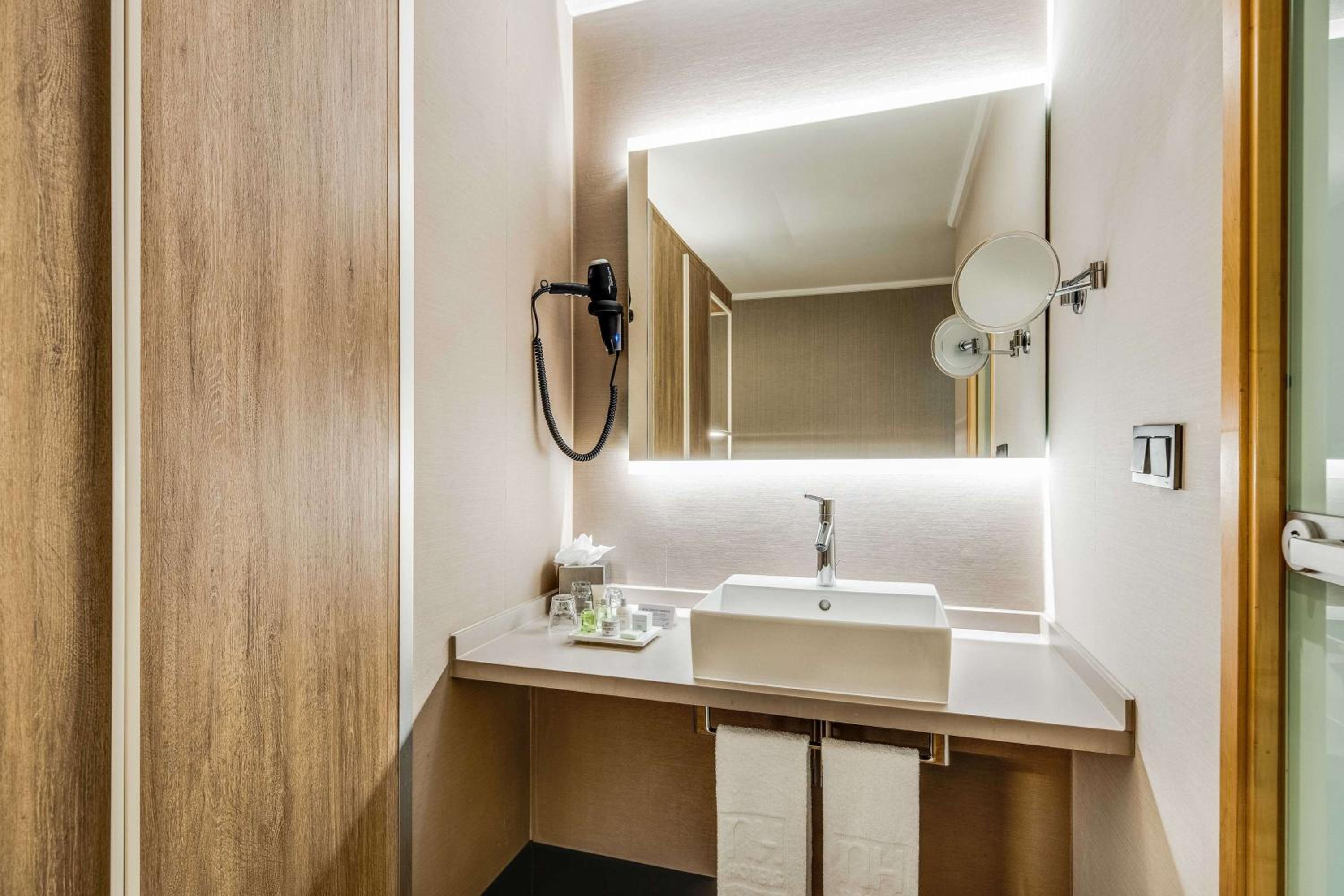 Standard Double or Twin Room - Photo 5