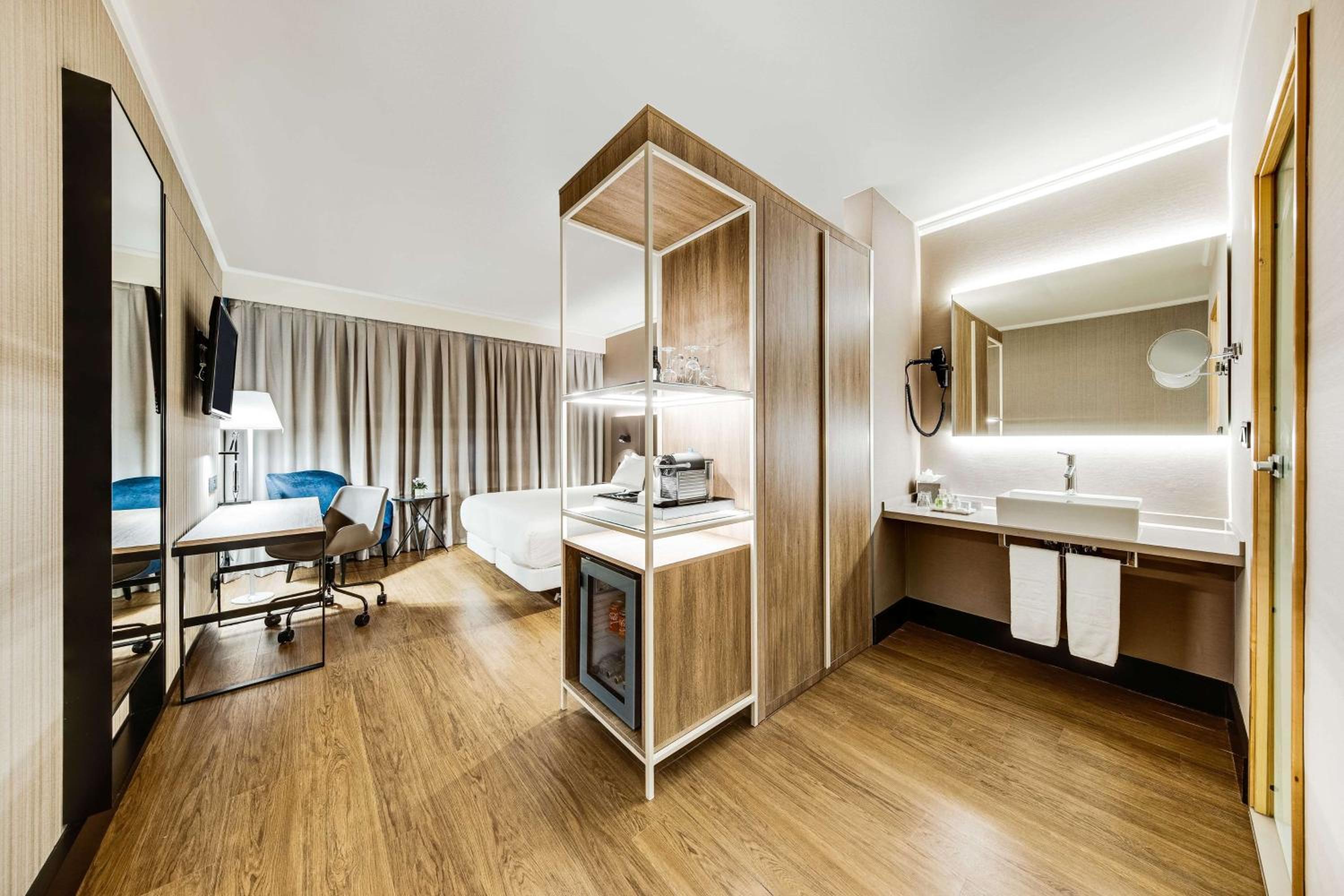Junior Suite with Extra Bed (2 Adults 1 + 1 Child) - Photo 7