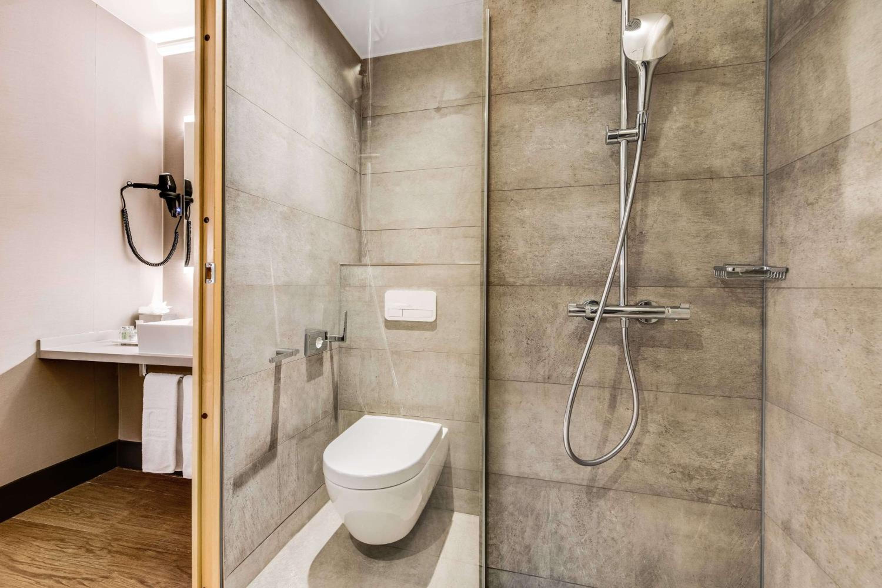 Standard Double or Twin Room - Photo 9