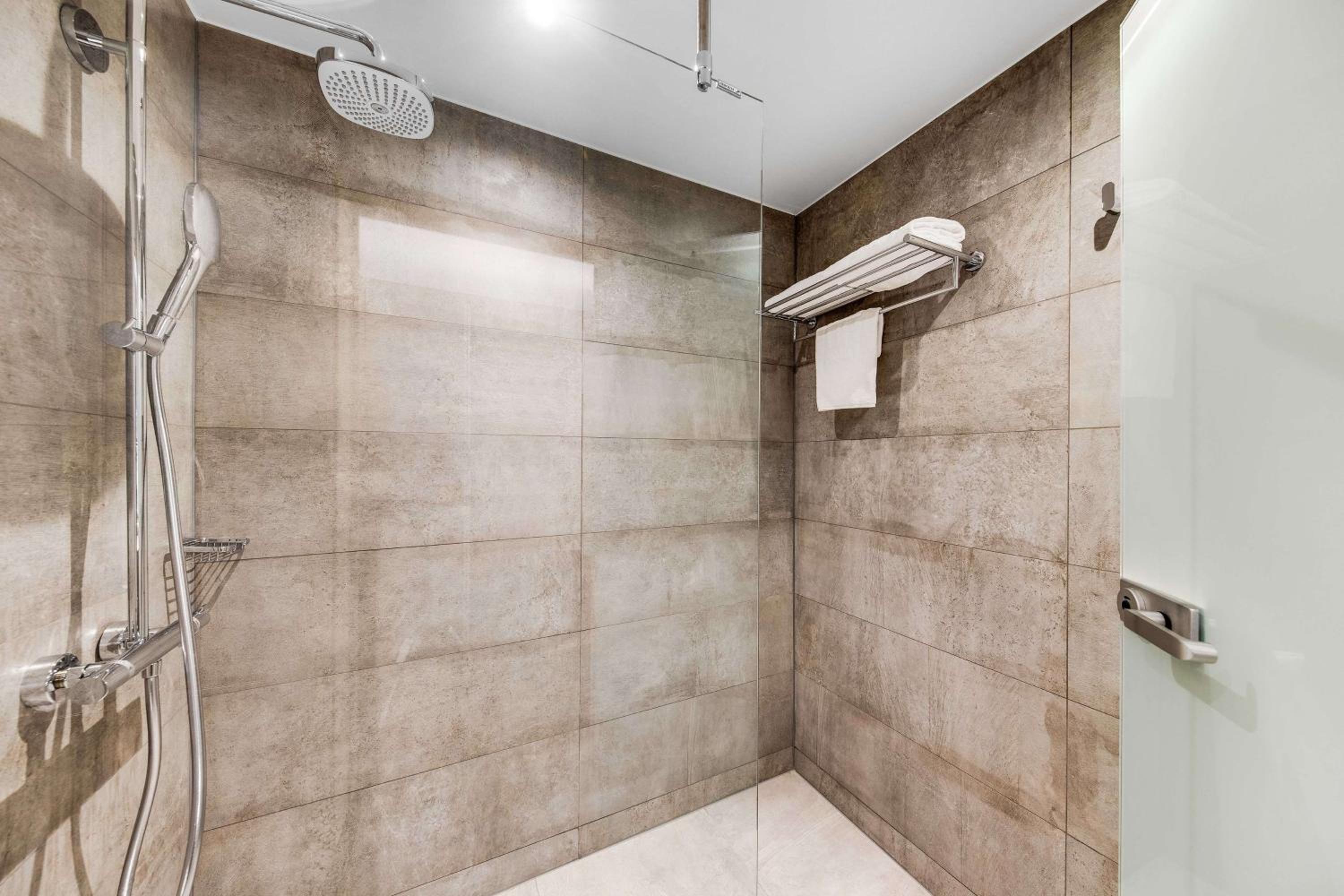Standard Double or Twin Room - Photo 8