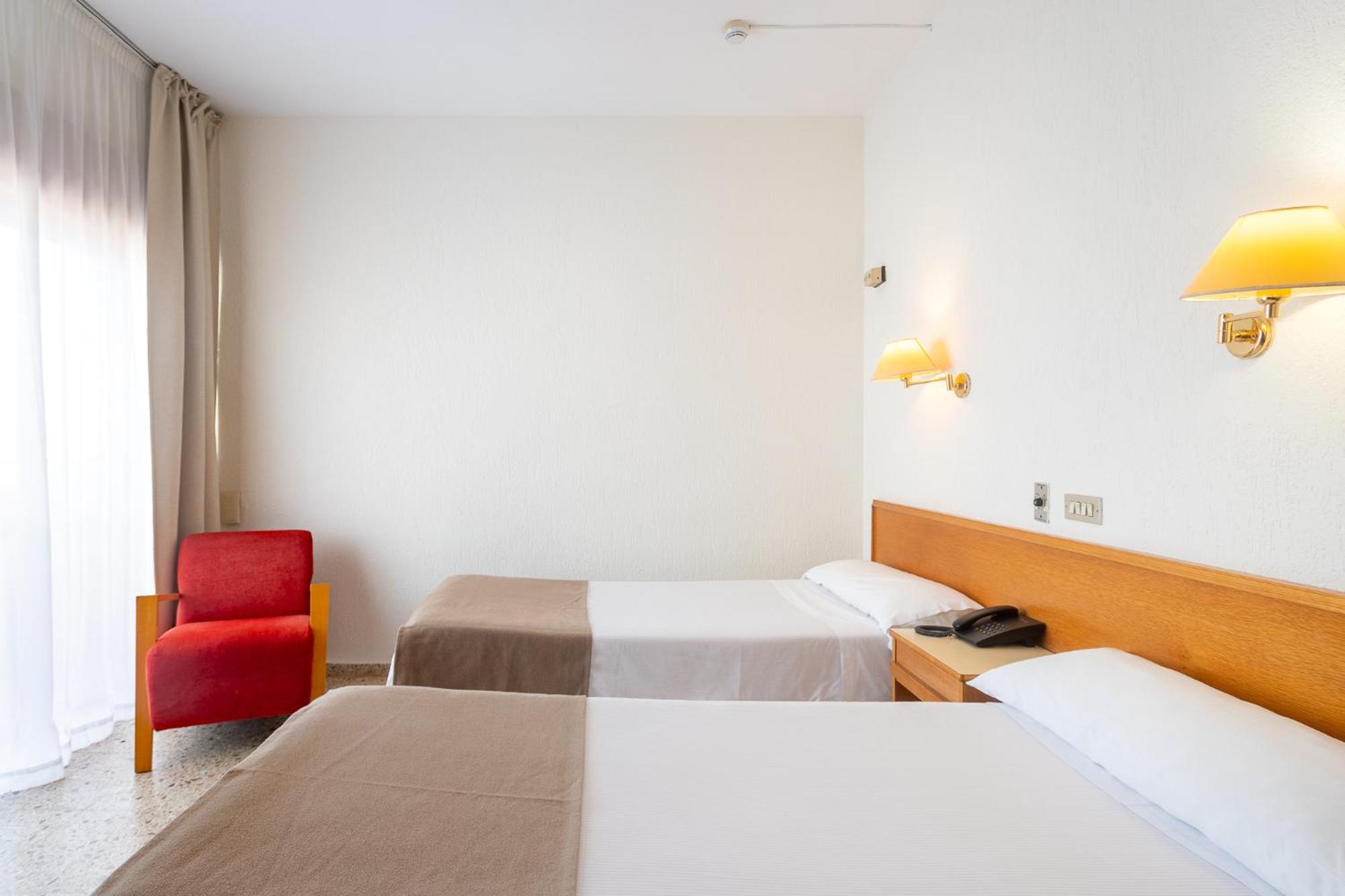 Twin Room - Photo 3