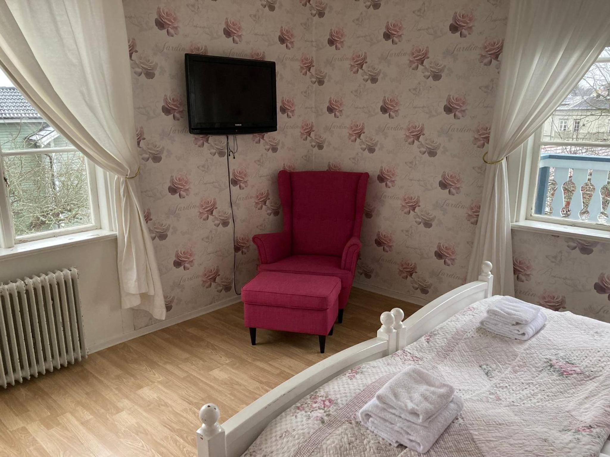 Family Room with Garden View - Photo 3