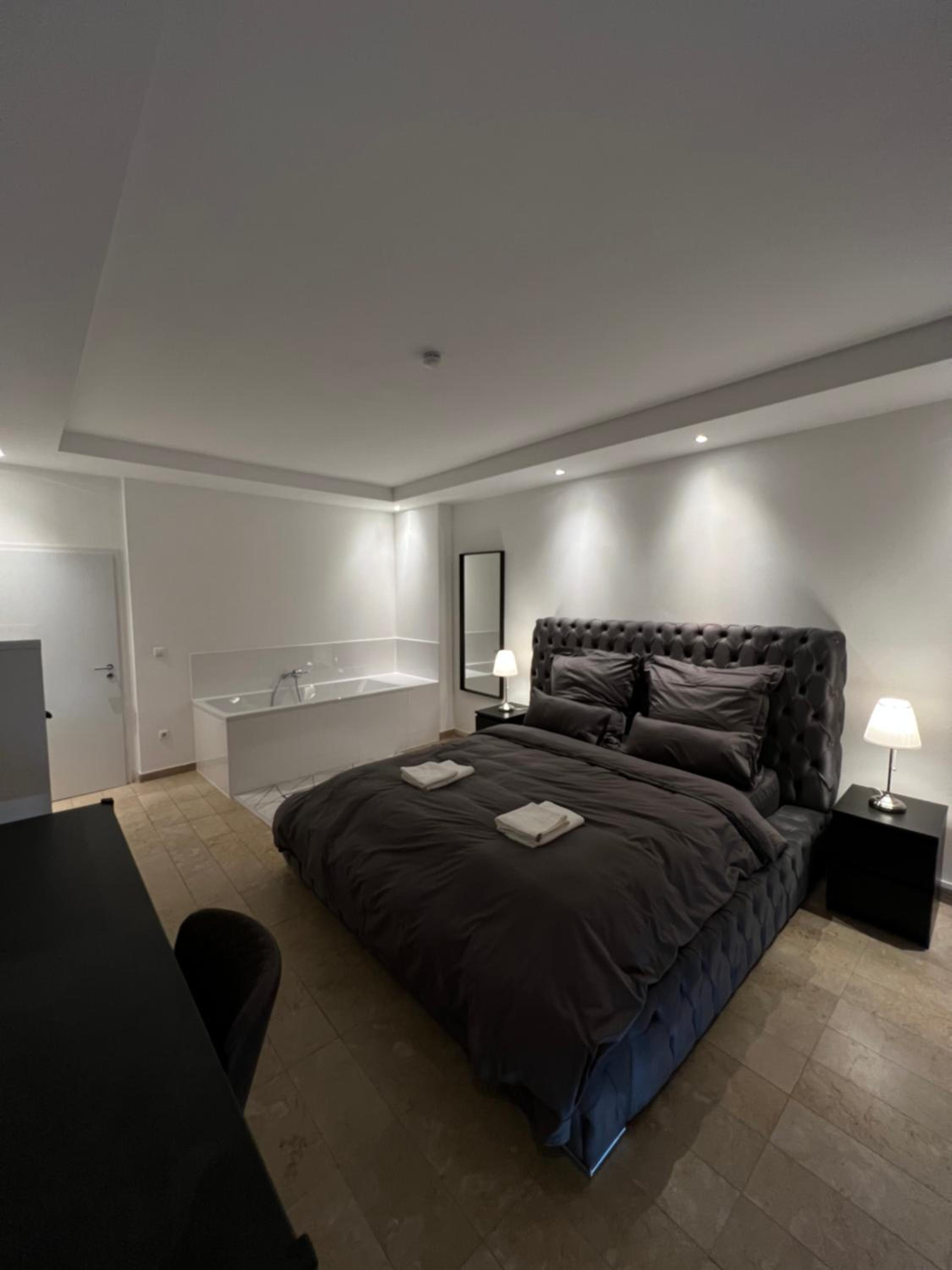 Deluxe Double Room with Bath - Photo 2