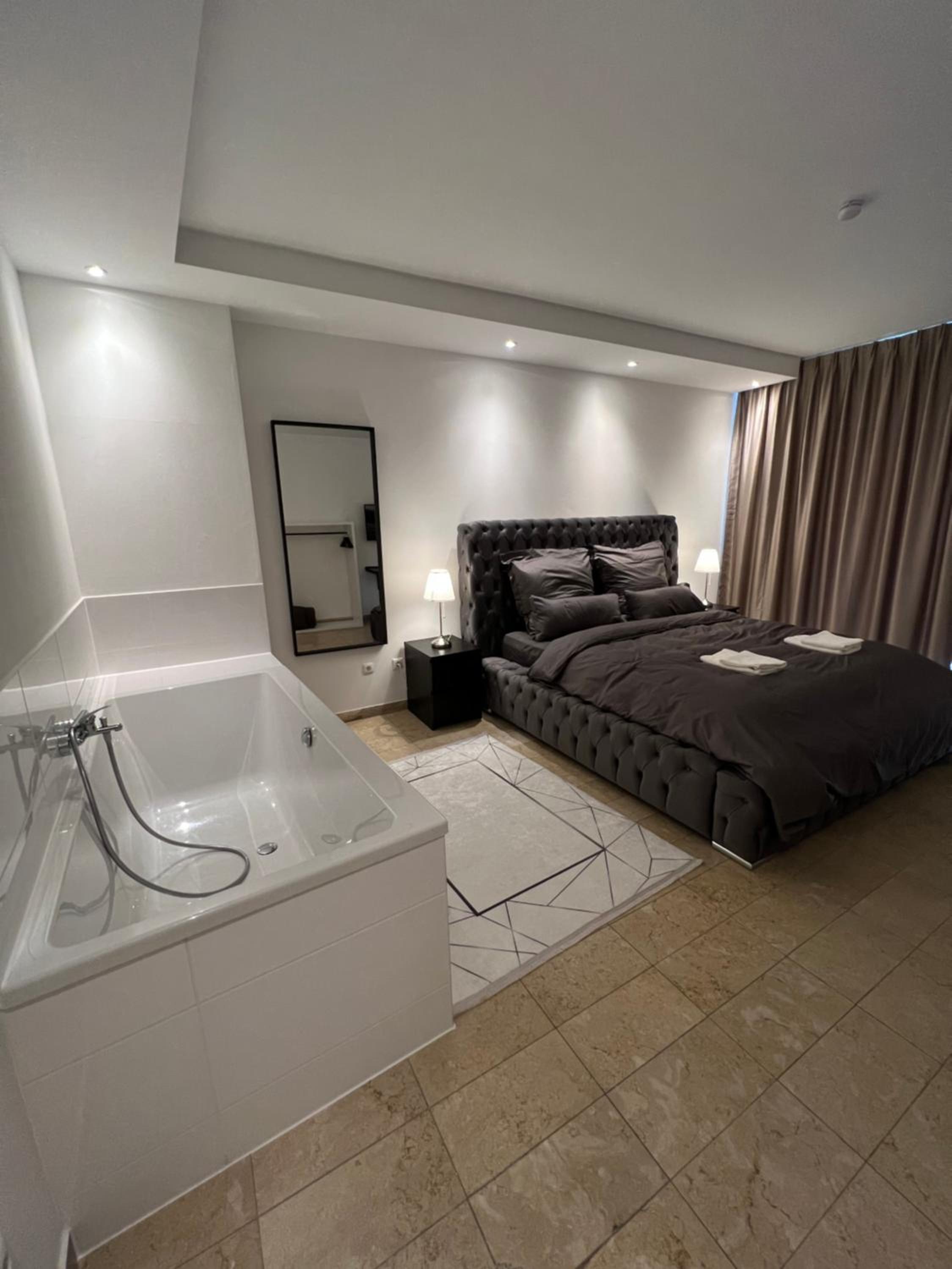 Deluxe Double Room with Bath - Photo 3