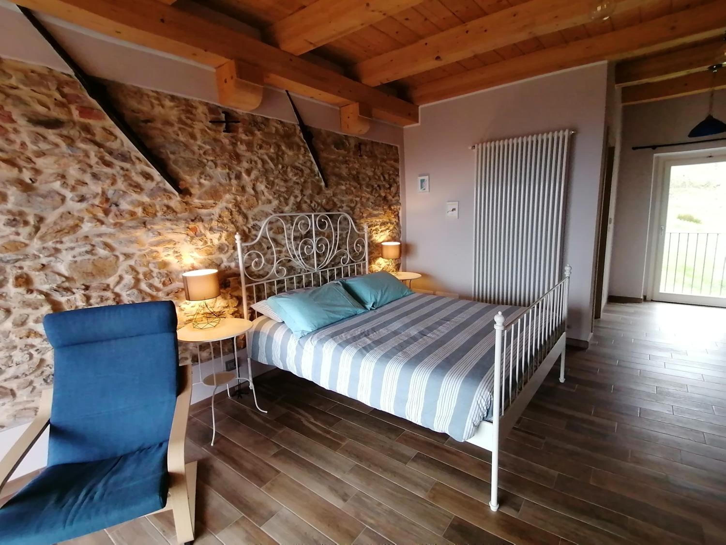 Double Room with Balcony - Photo 4