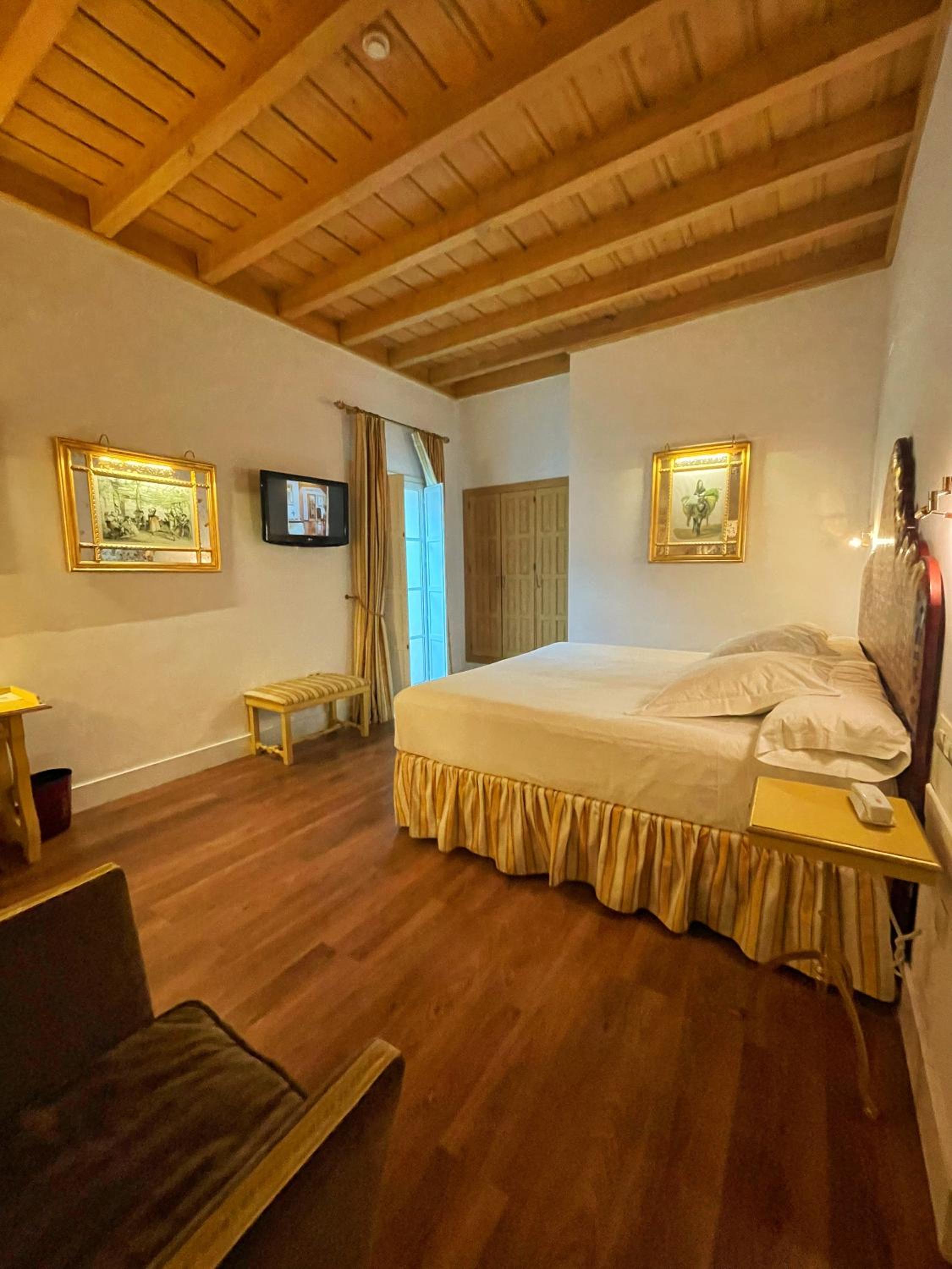 Deluxe Double or Twin Room - Photo 2