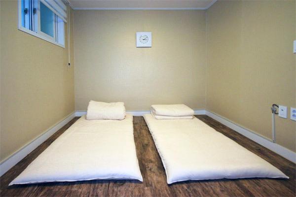 Budget Twin Room - Photo 4